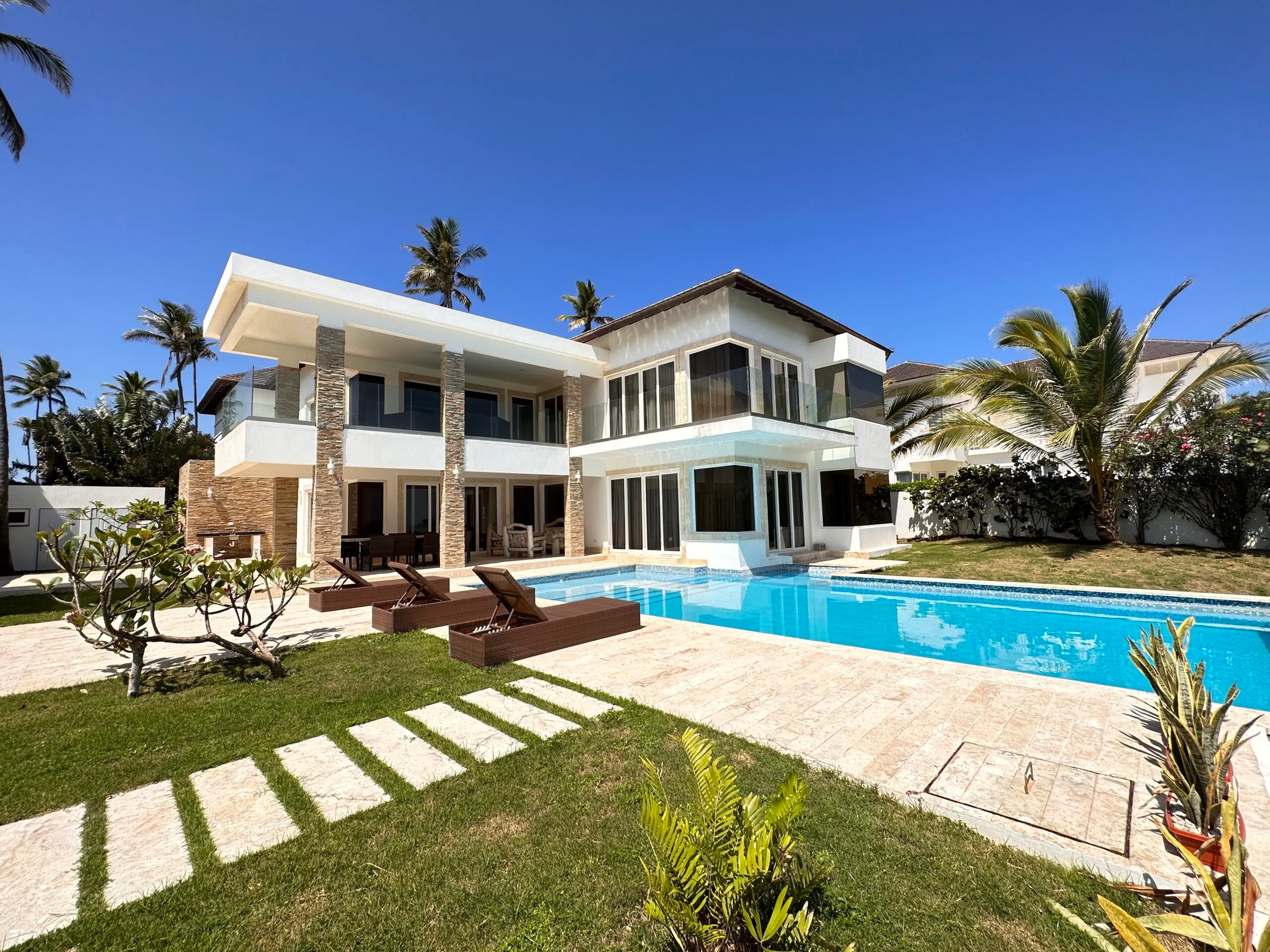 Refreshing 6BR Getaway with Infinity Pool Area, Large Terrace and Beach Access, Puerto Plata