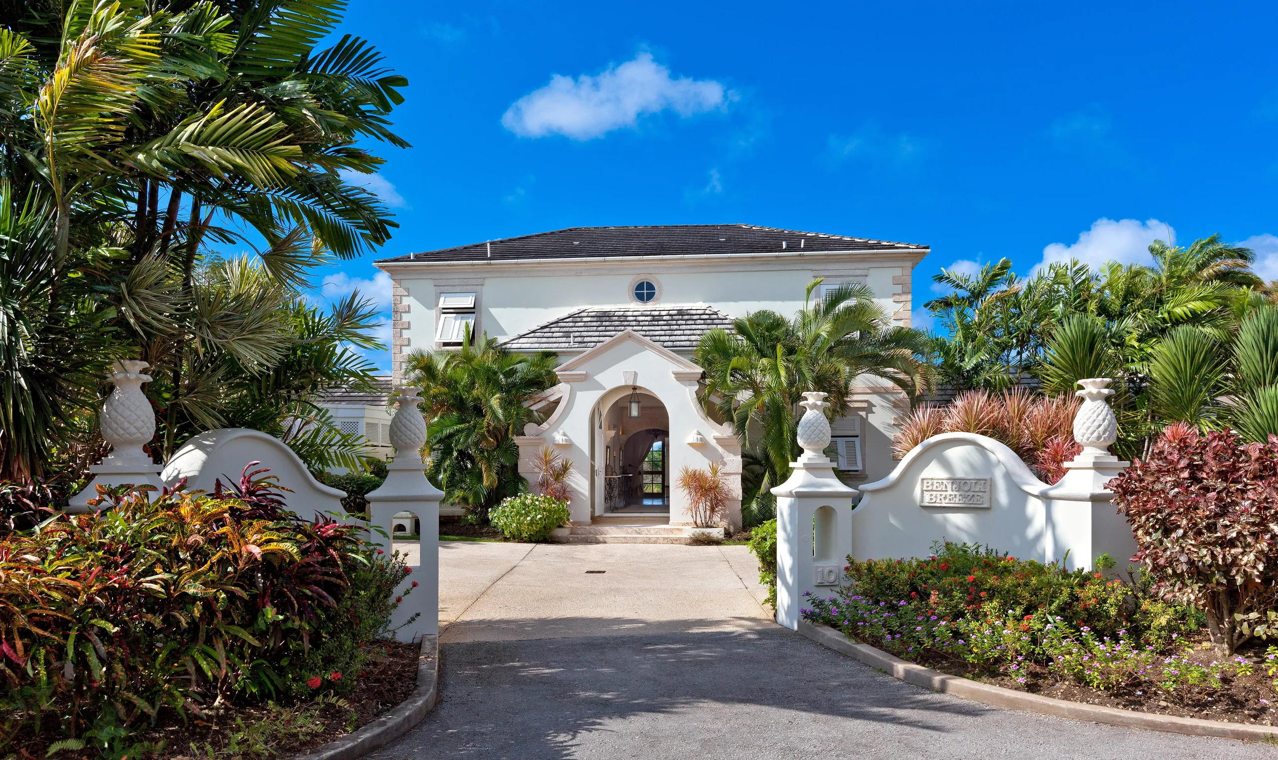 Colonial Styled Five-Bedroom Villa with Private Pool, Golf Course and Western Coastline Views — photograph 2
