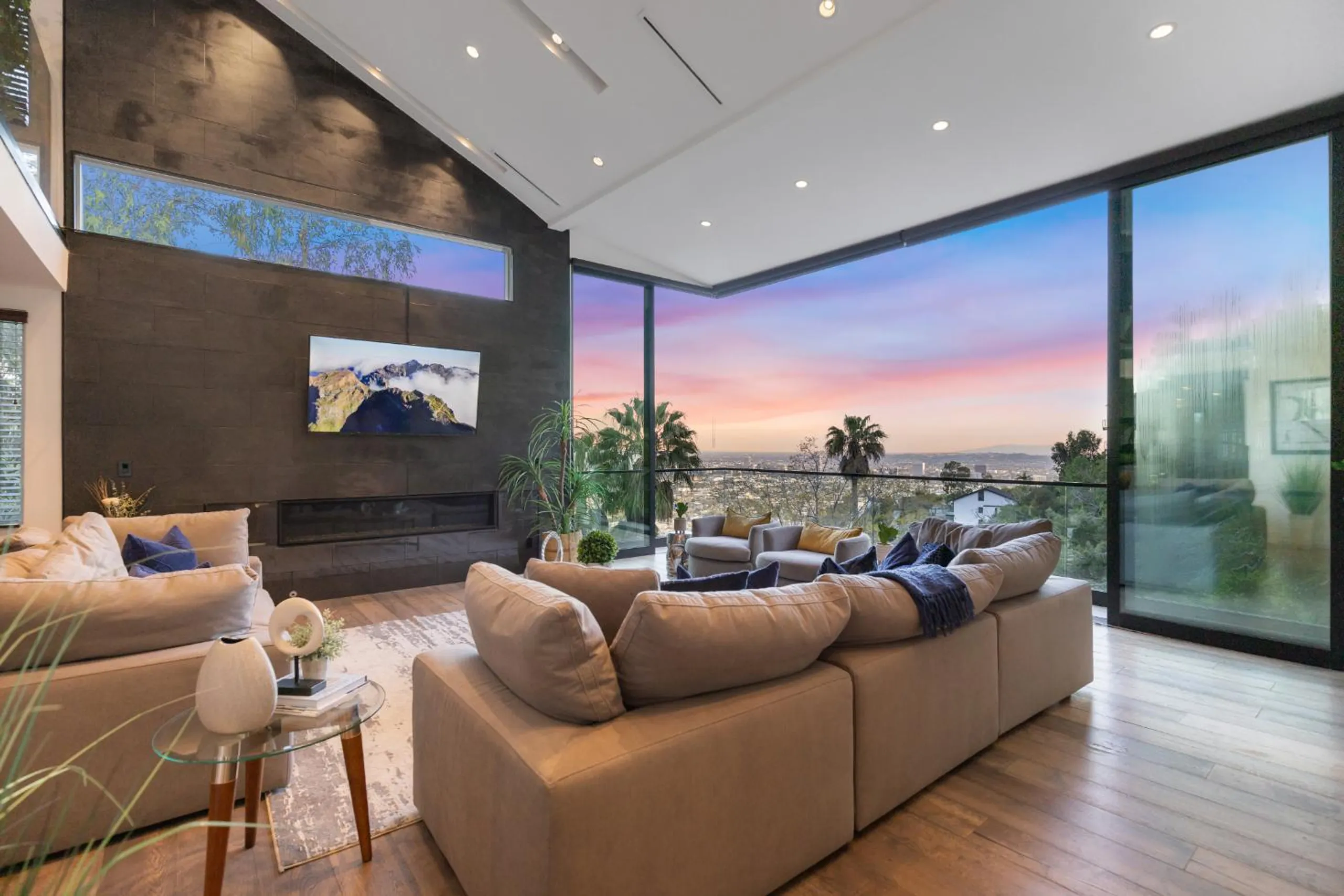 Modern Architectural Villa with Large Pool and City Views — photograph 8