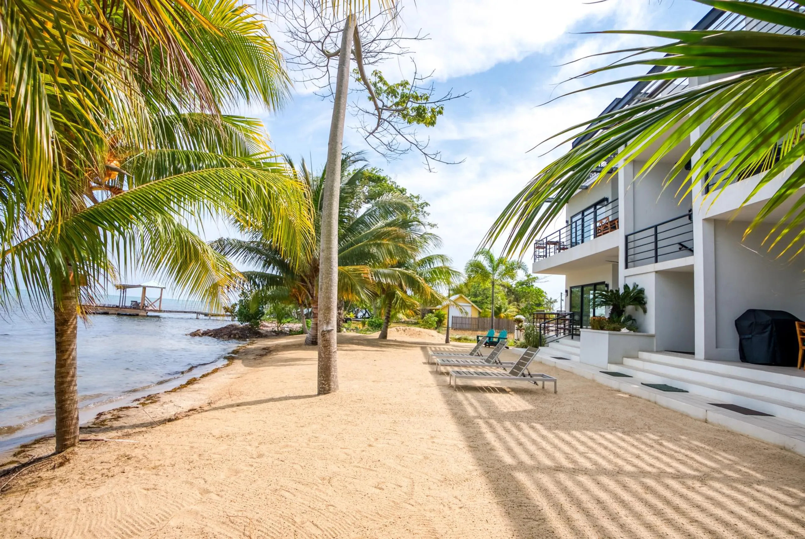 Noble Beachfront Condo Complex with Stunning Views — photograph 5