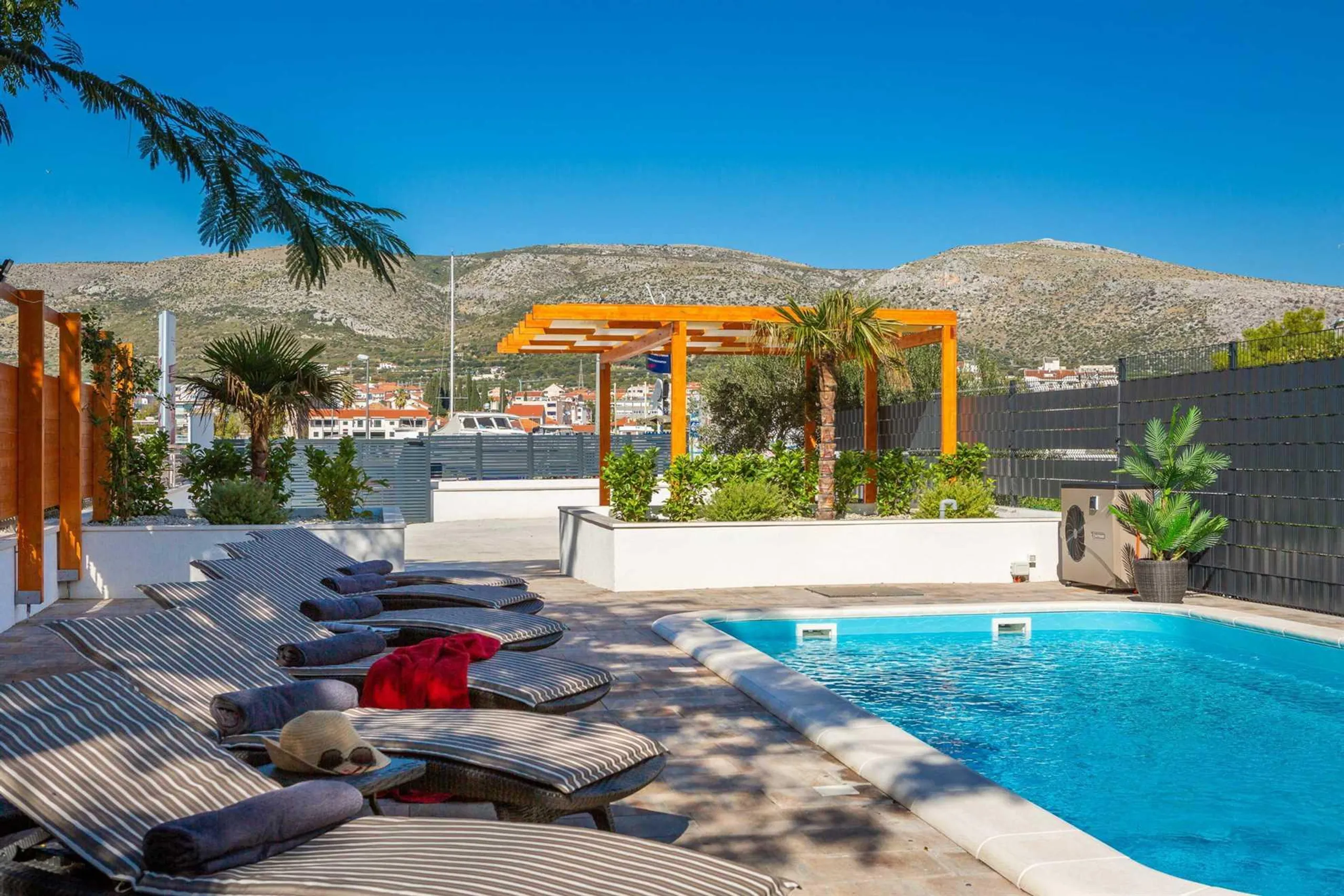 Traditional Luxury Villa with Private Swimming Pool, Sauna and Sea Views — photograph 8