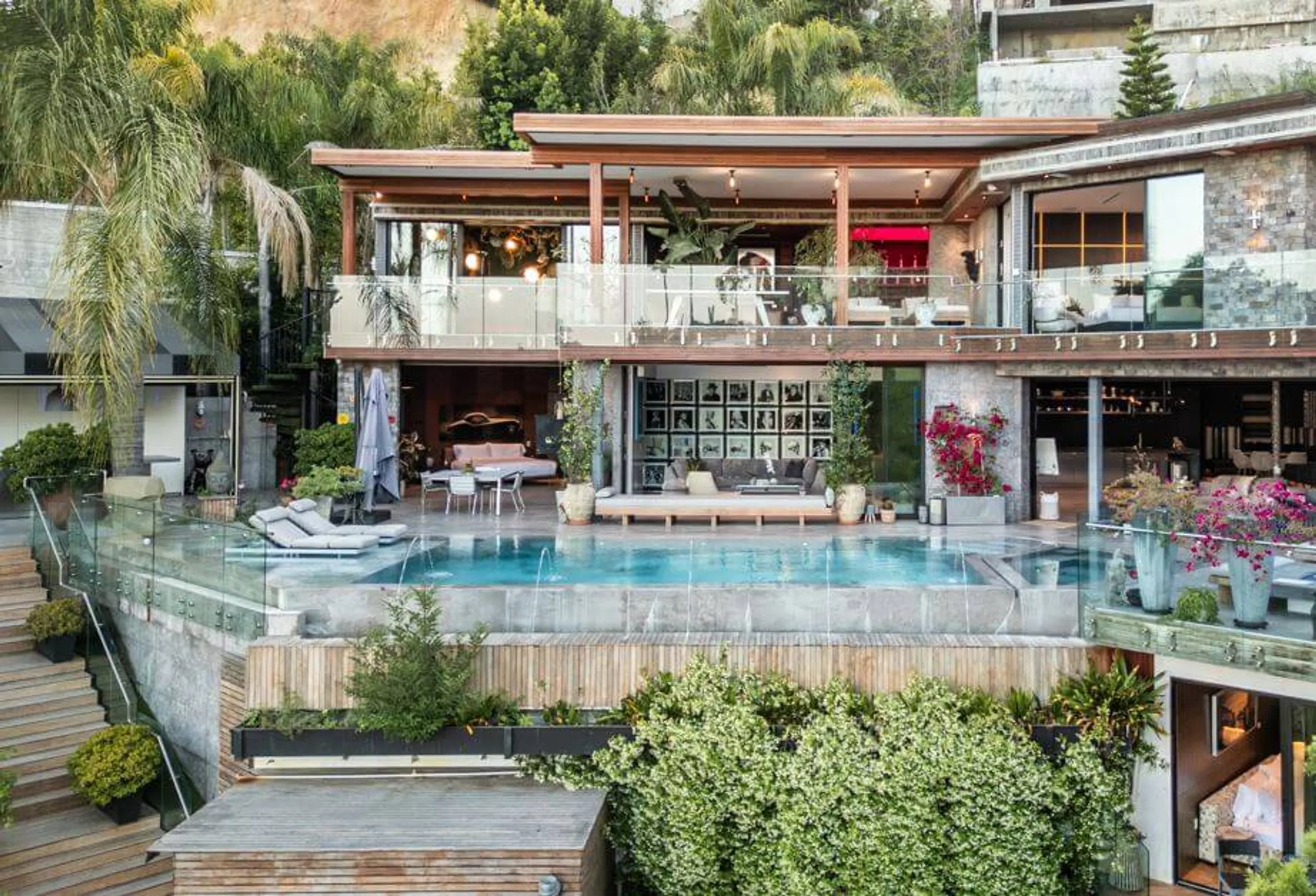 Exclusive Los Angeles Villa with Pool, Rooftop & Designer Touches — photograph 3