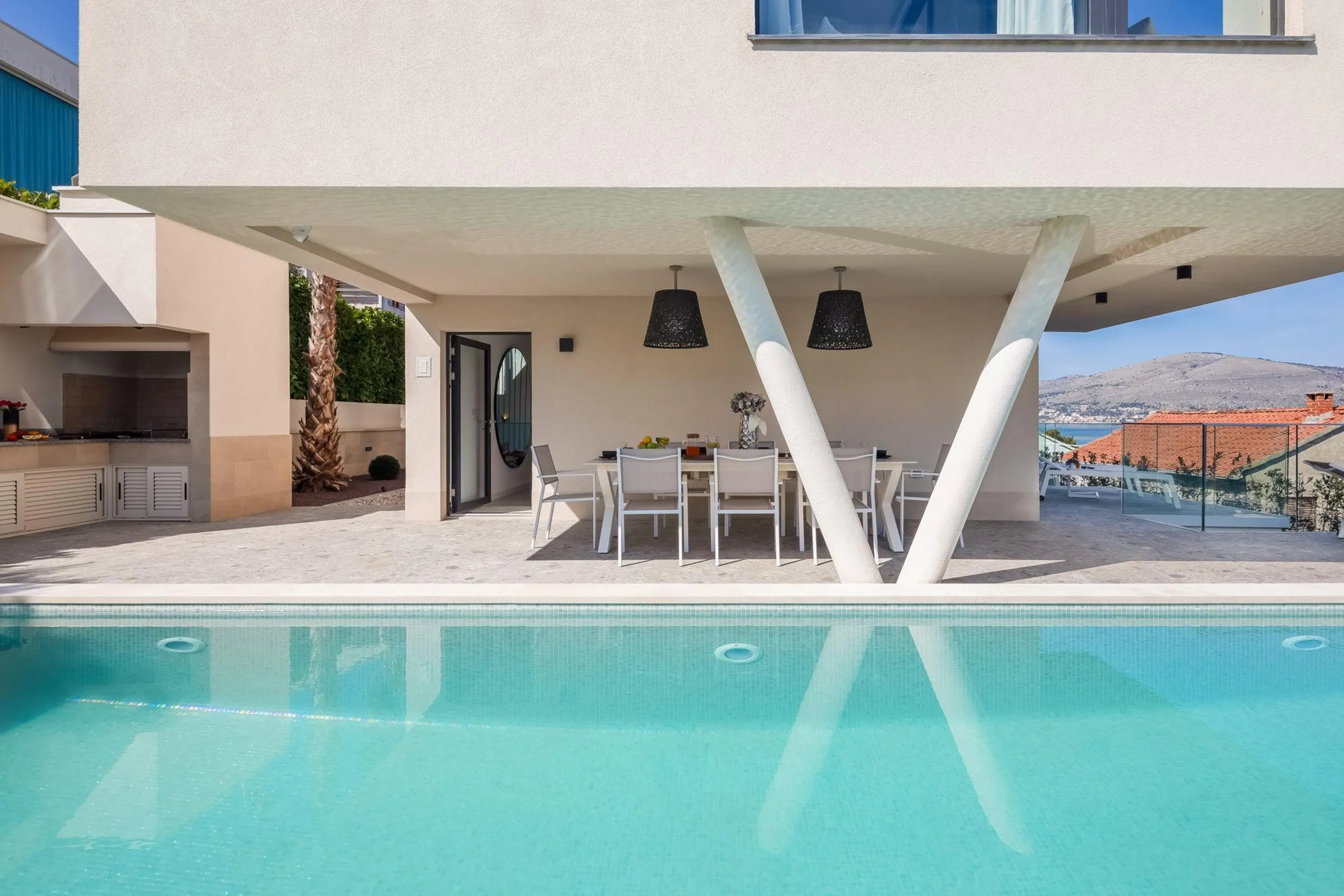 Chic Contemporary Retreat with Pool and Lovely Sea Views — photograph 9
