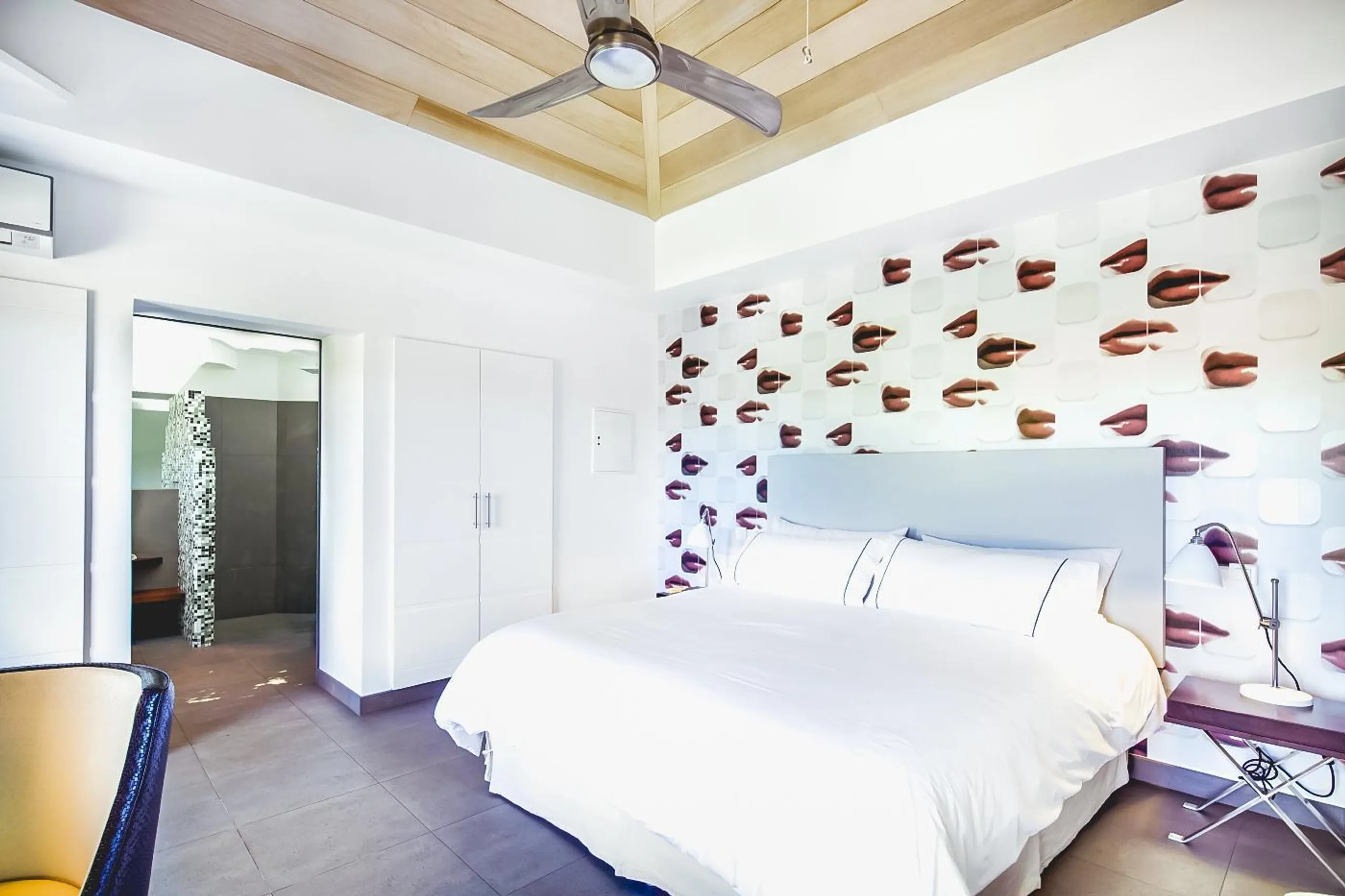 Gleaming Seaview Villa with Infinity Pool and Luxury Patio Lounge — photograph 6