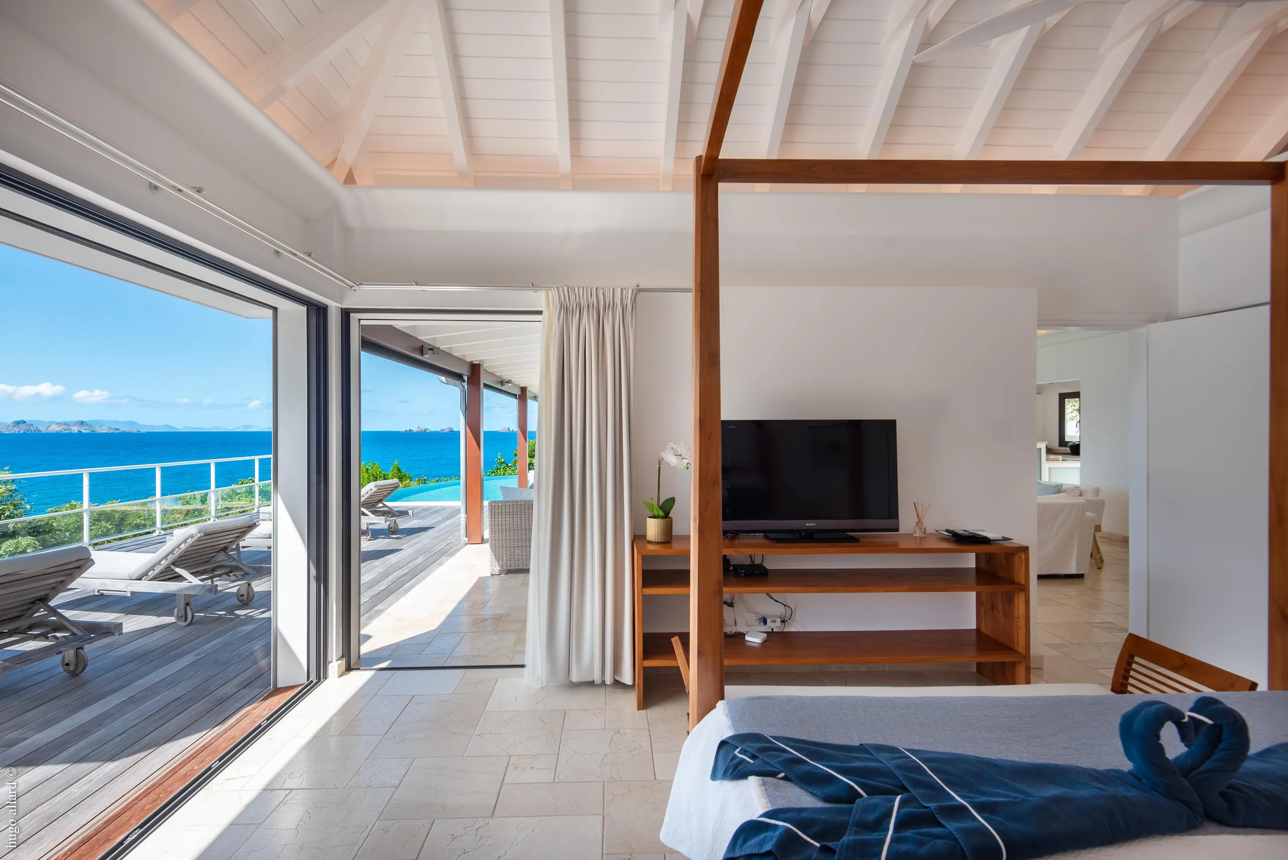 Majestic Seaview Villa with Pool and Indoor-Outdoor Living — photograph 6