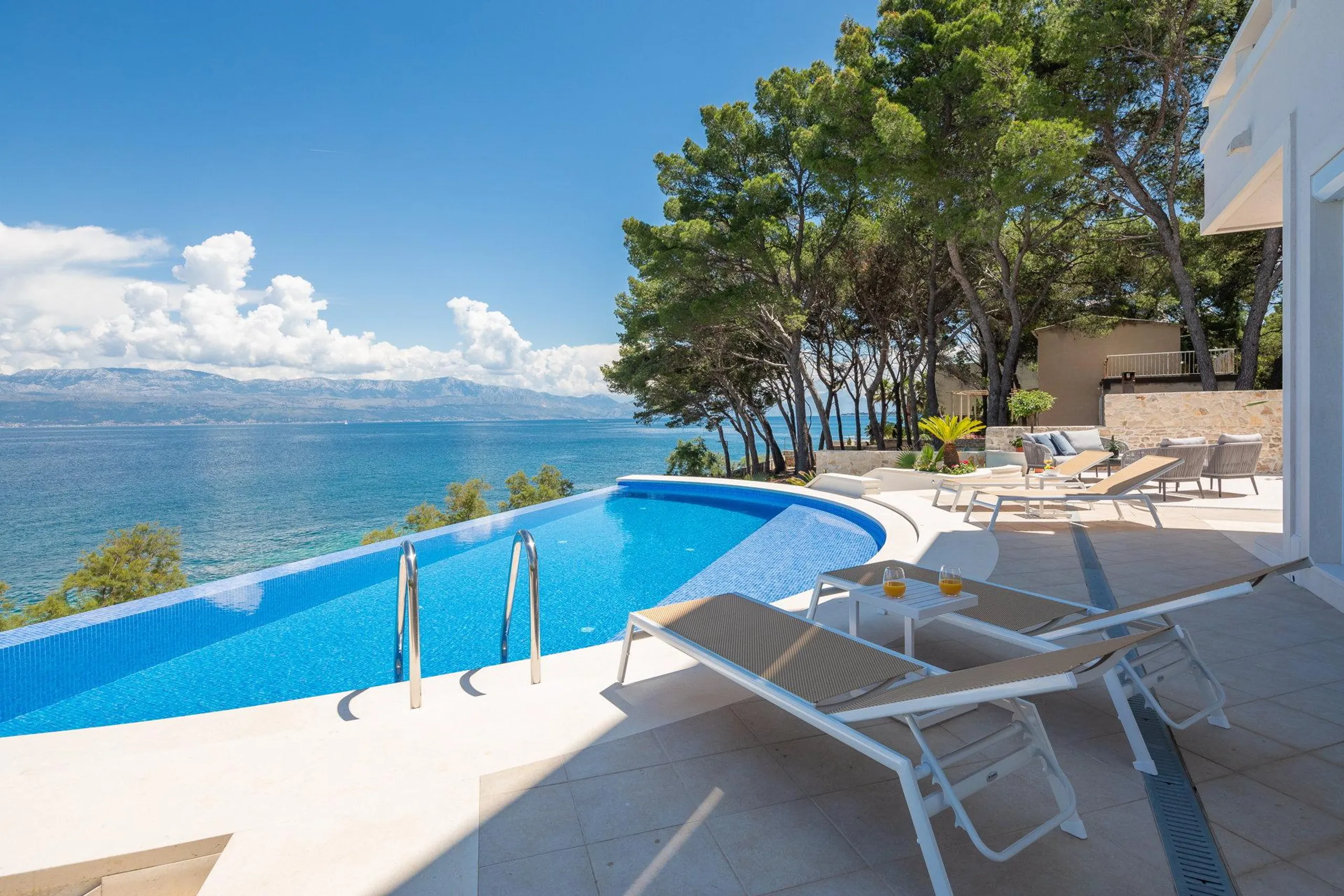 Magnificent Beachfront Villa with Infinity Pool on Brac Island — photograph 11