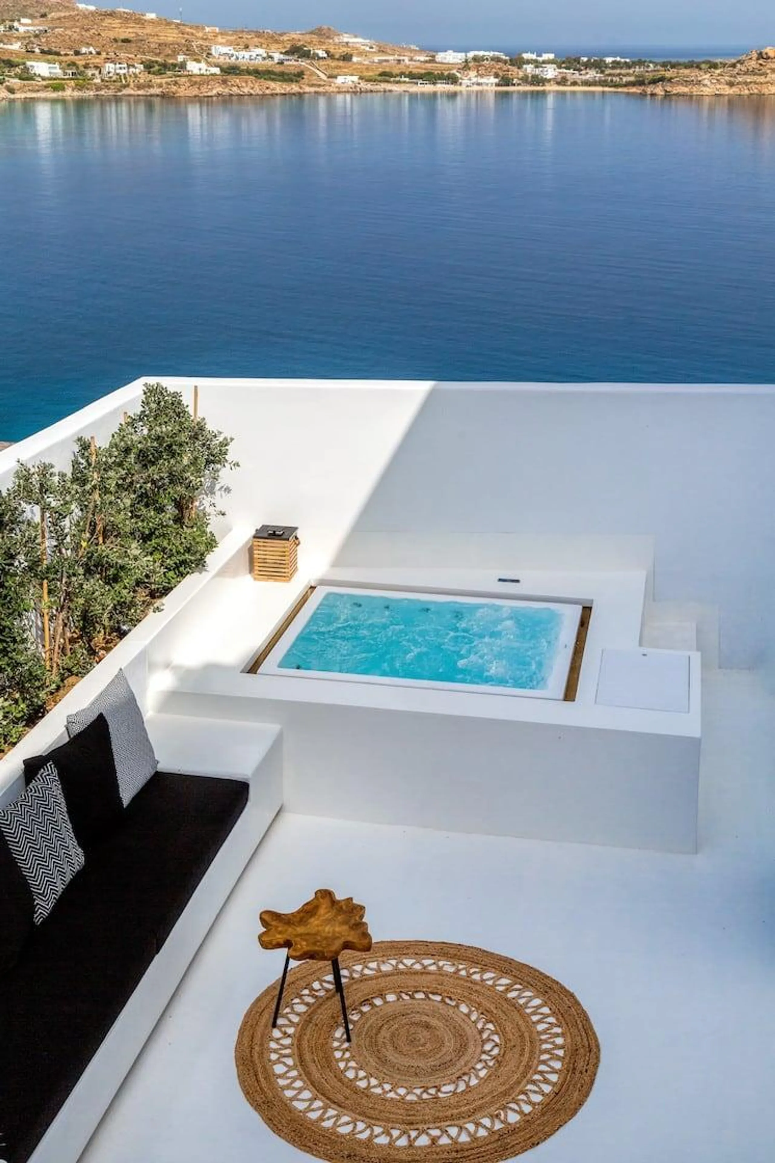Abundant Mykonos Estate with Crystalline Pool and Jacuzzi — photograph 9