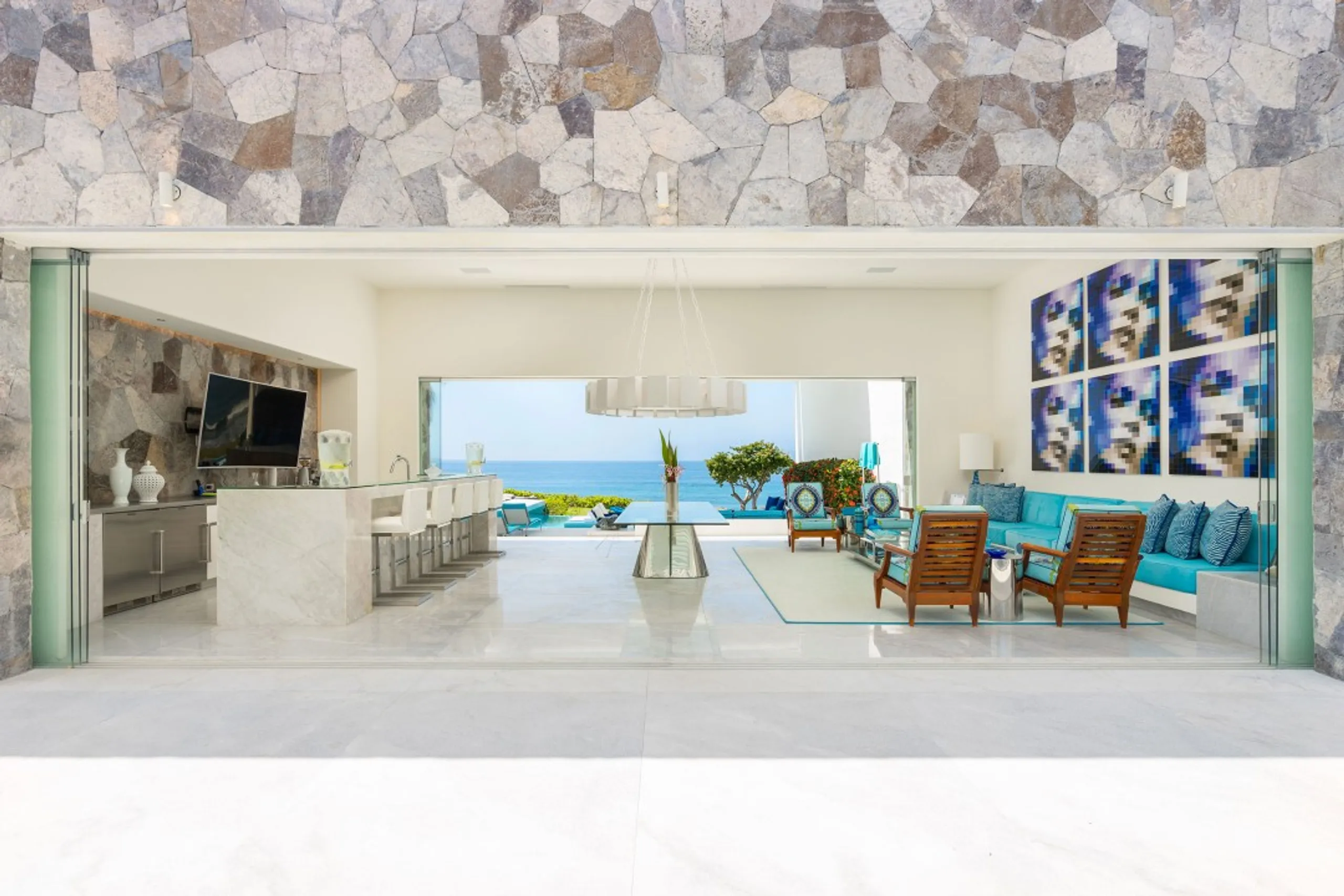 Breathtakingly Beautiful Oceanfront Villa with Infinity Pool, Firepit & Ocean Views — photograph 11