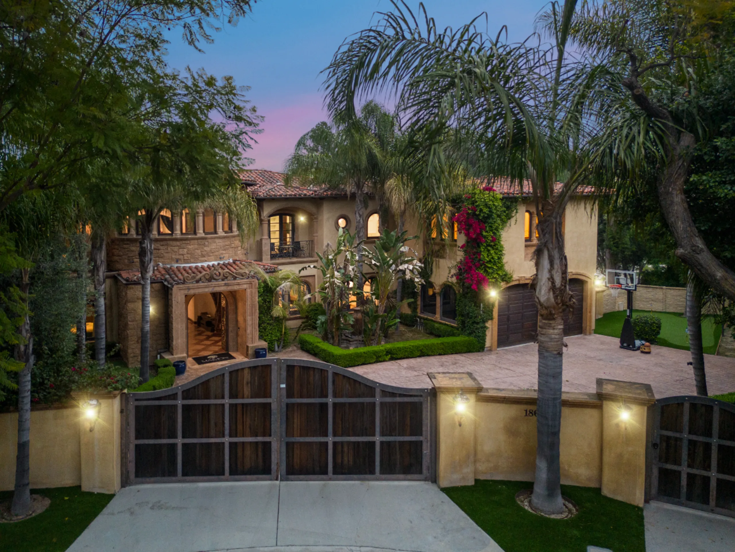Opulent Tarzana Mediterranean Villa with Pool, Spa, & Theater — photograph 4