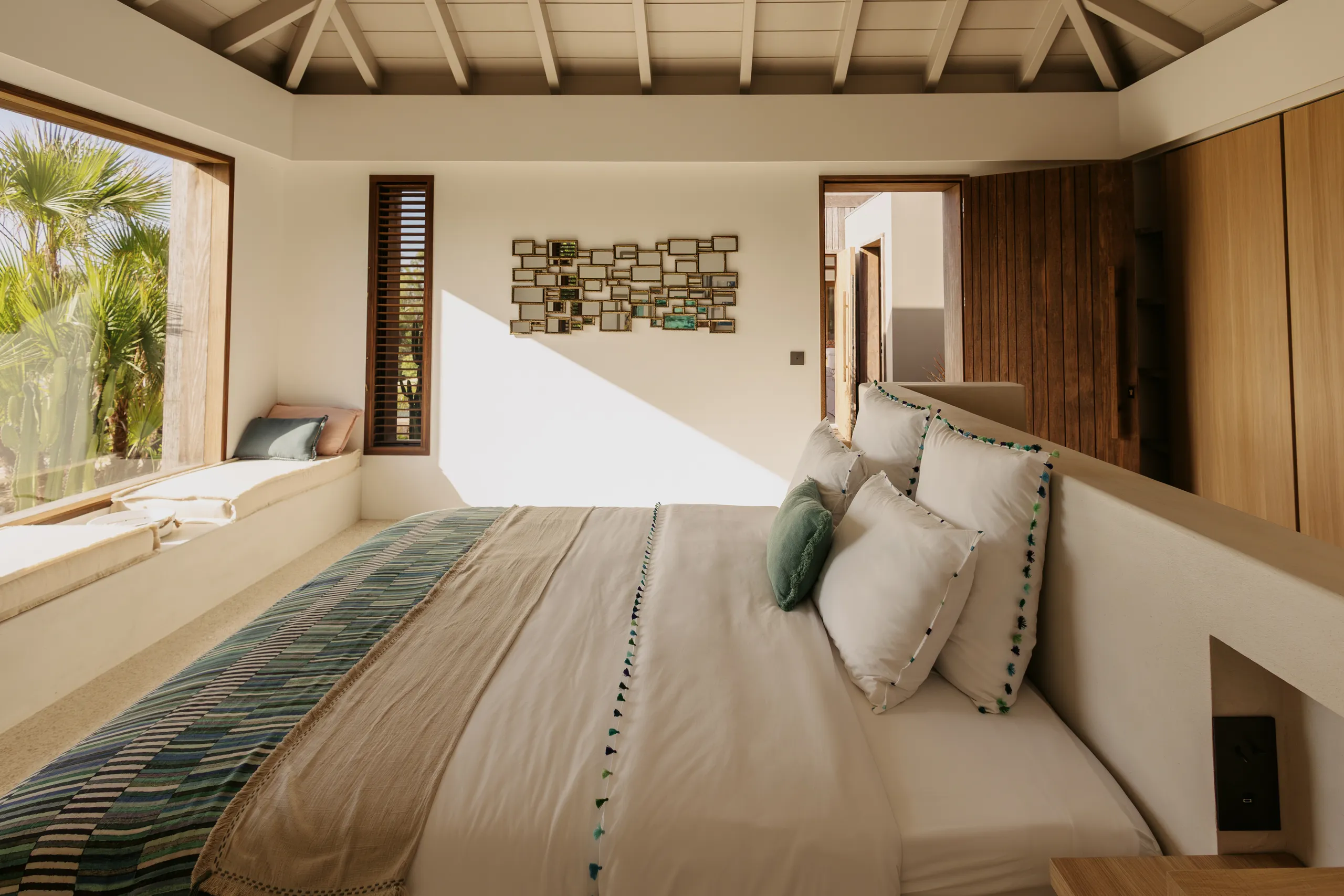 Impeccably Designed Villa Private Pool, Garden, Open Living & Coastal Views — photograph 8