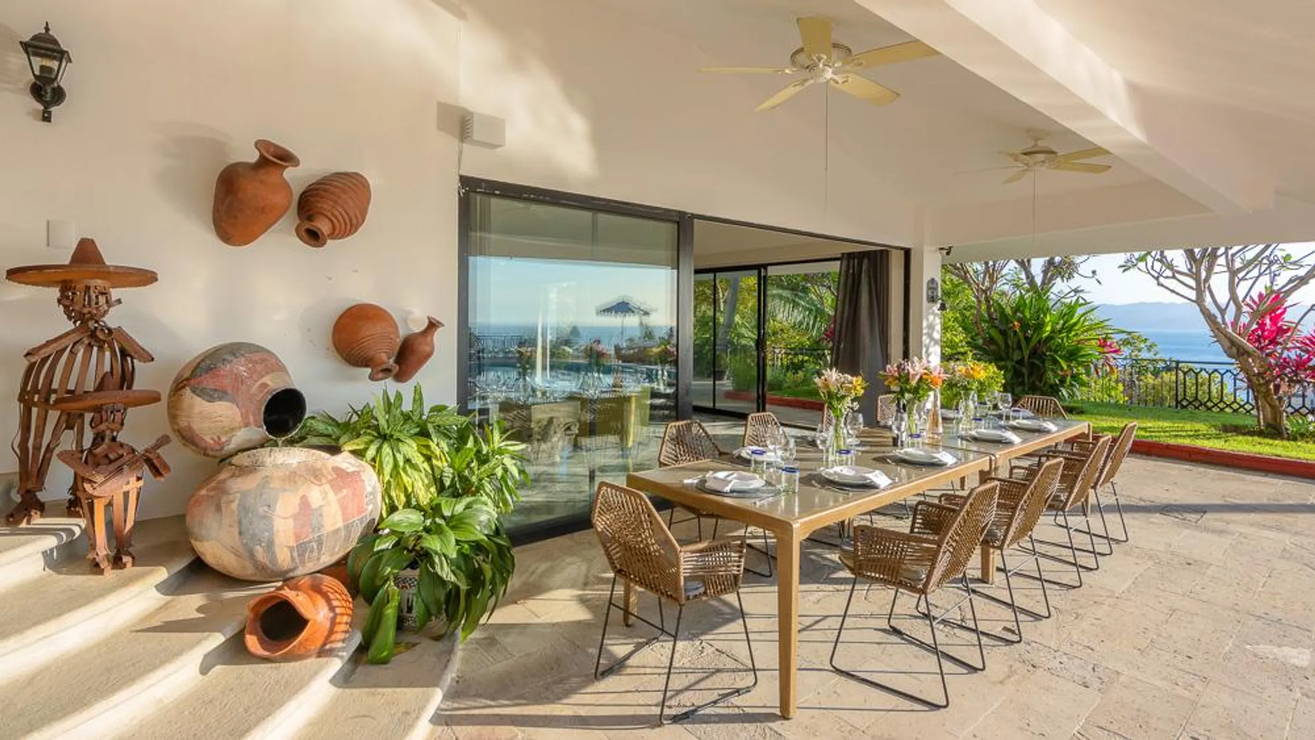 Mid-Century Modern Villa with Pool and Ocean Views — photograph 9