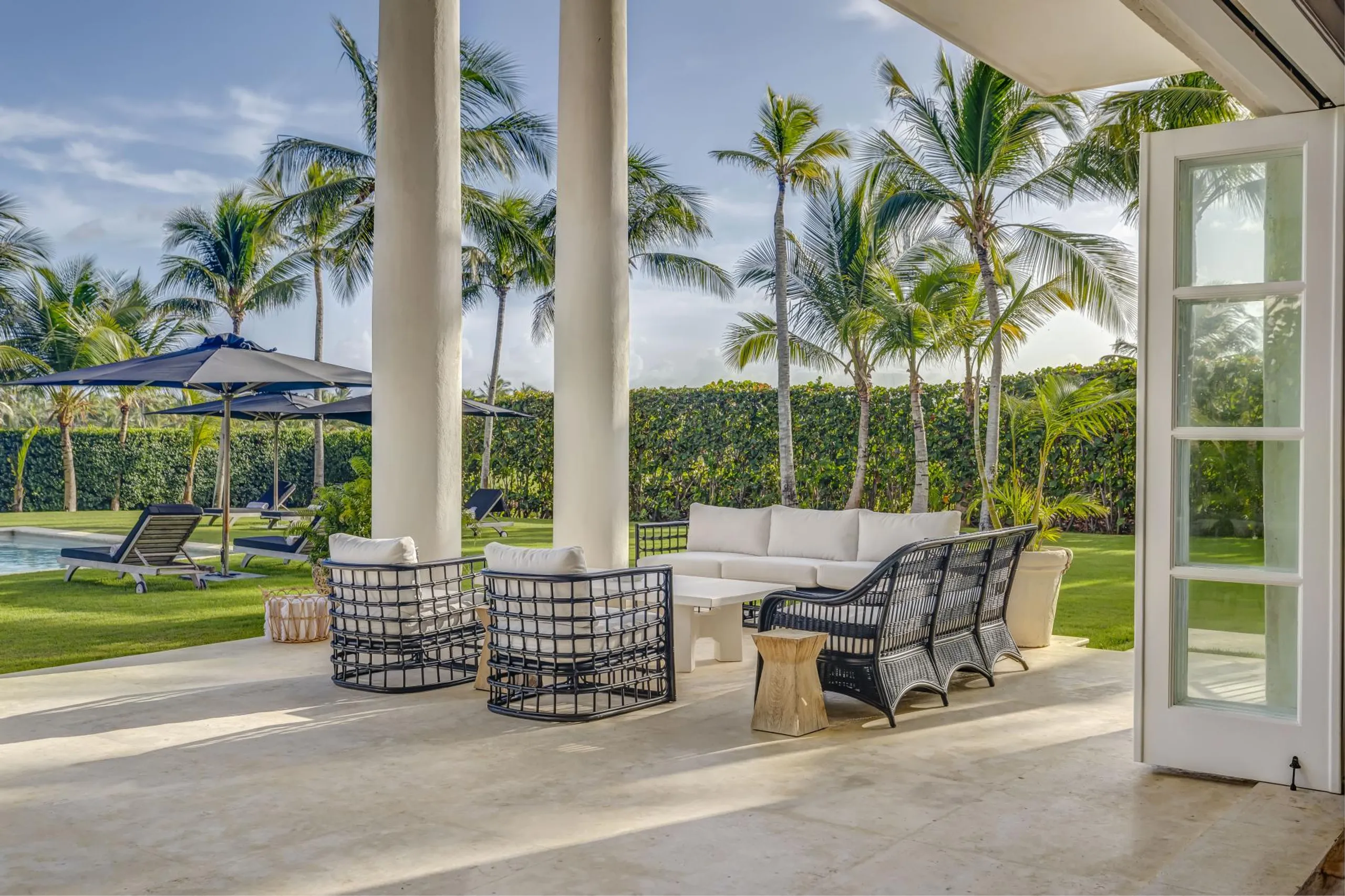 Elegant Coastal Villa with Pool and Lush Gardens — photograph 6