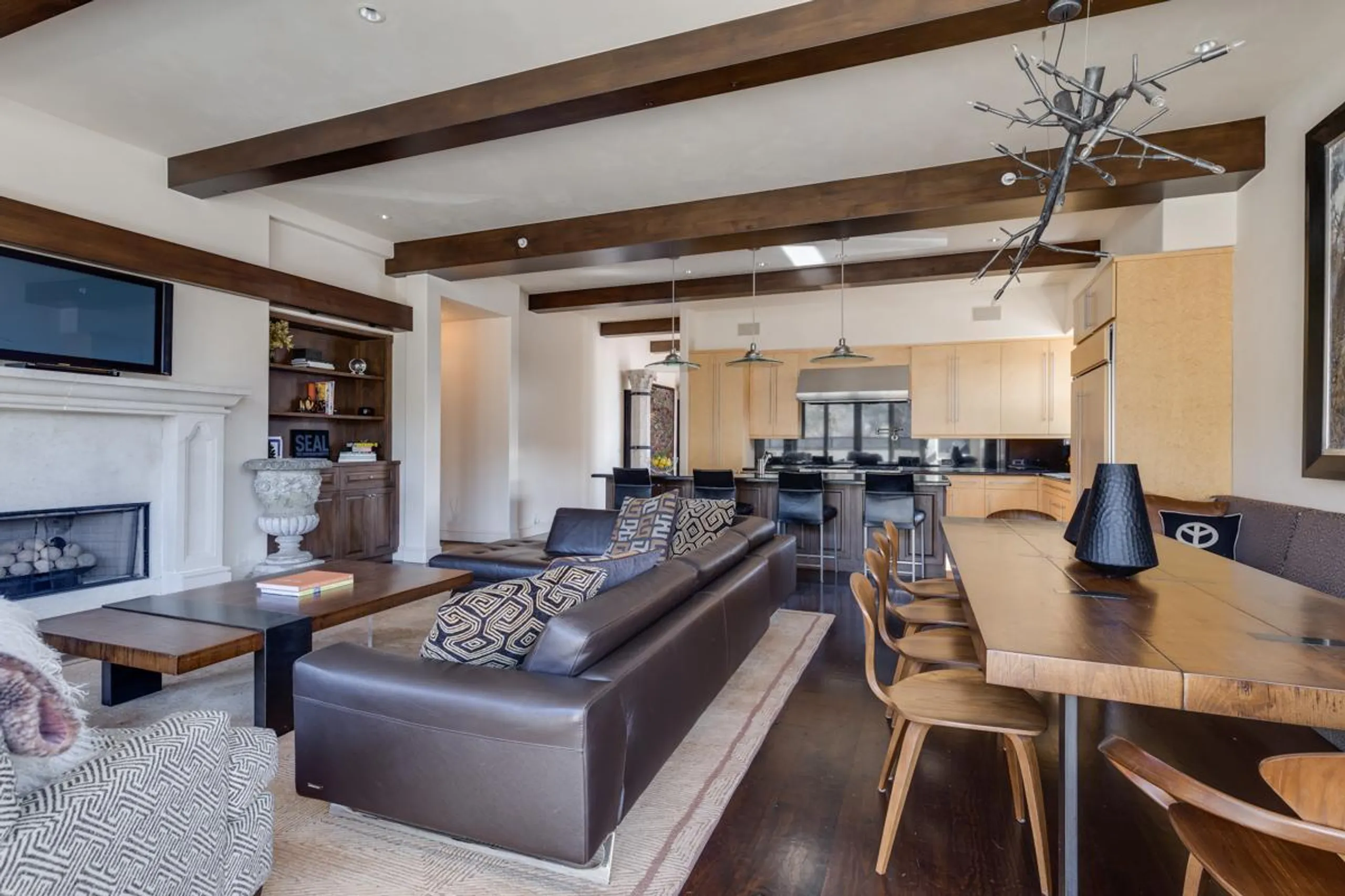 Contemporary Ketchum Condo with Fireplace and Mountain Views — photograph 8