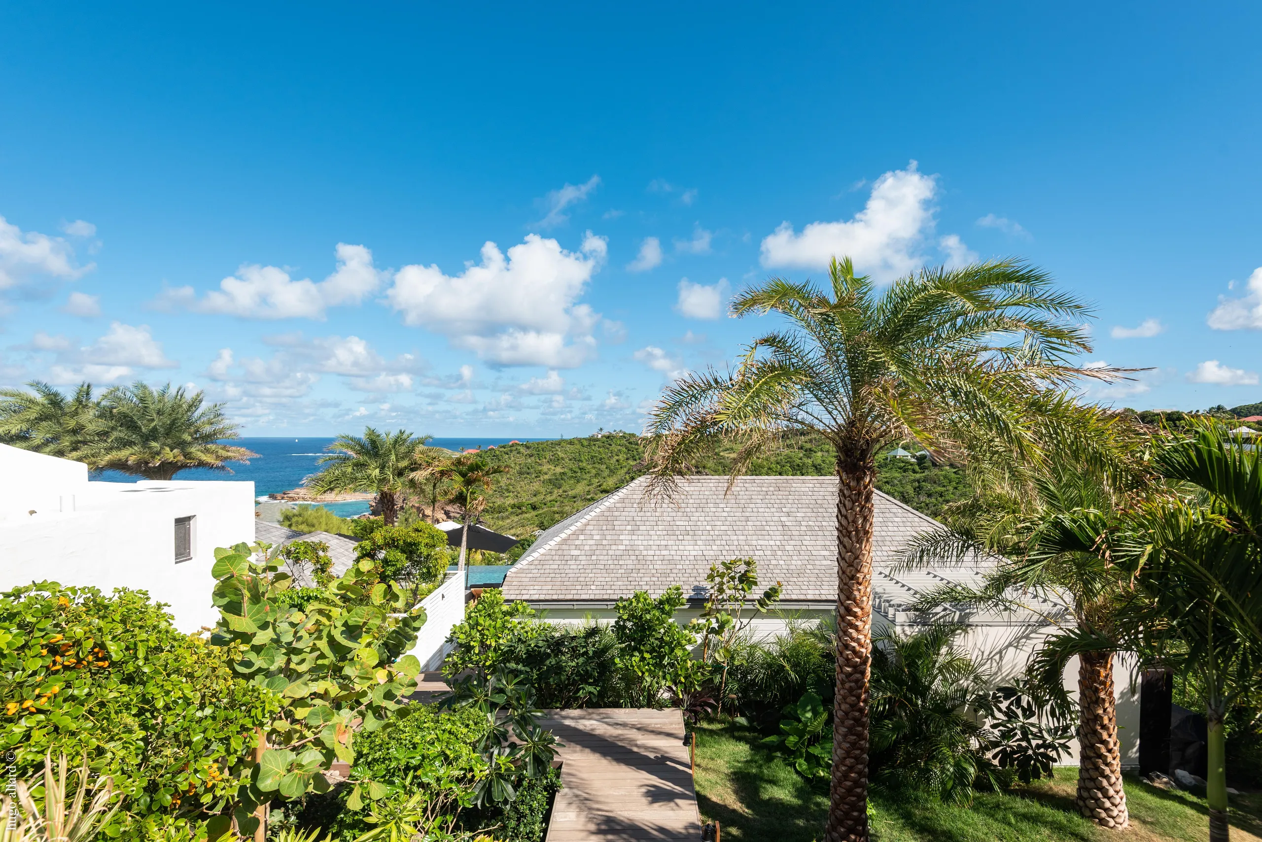 Glamorous Paradise Estate with Infinity Pool and Backyard Lounge — photograph 8