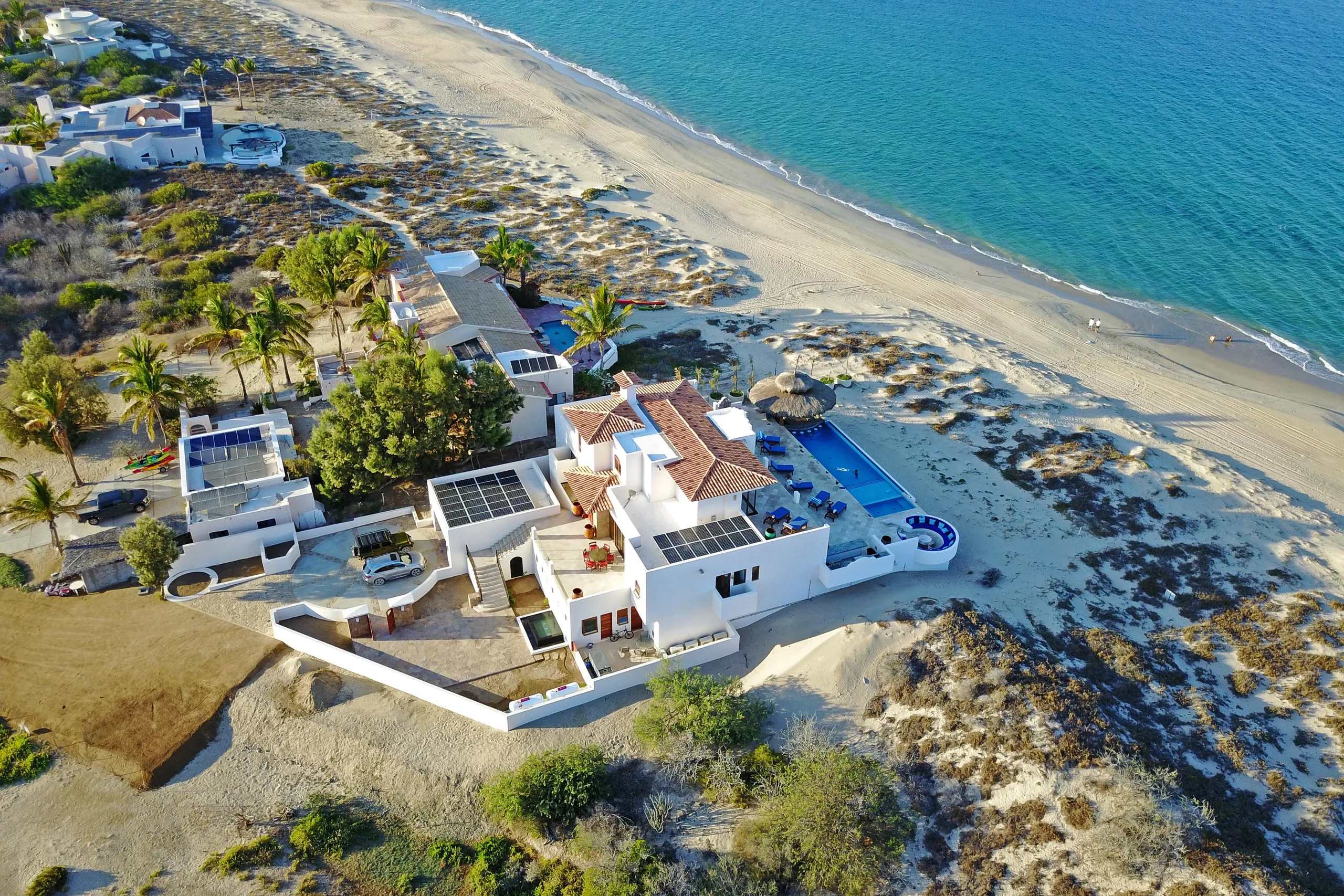 Stunning Los Frailes Villa with Invigorating Pool and Walks to Beach — photograph 5
