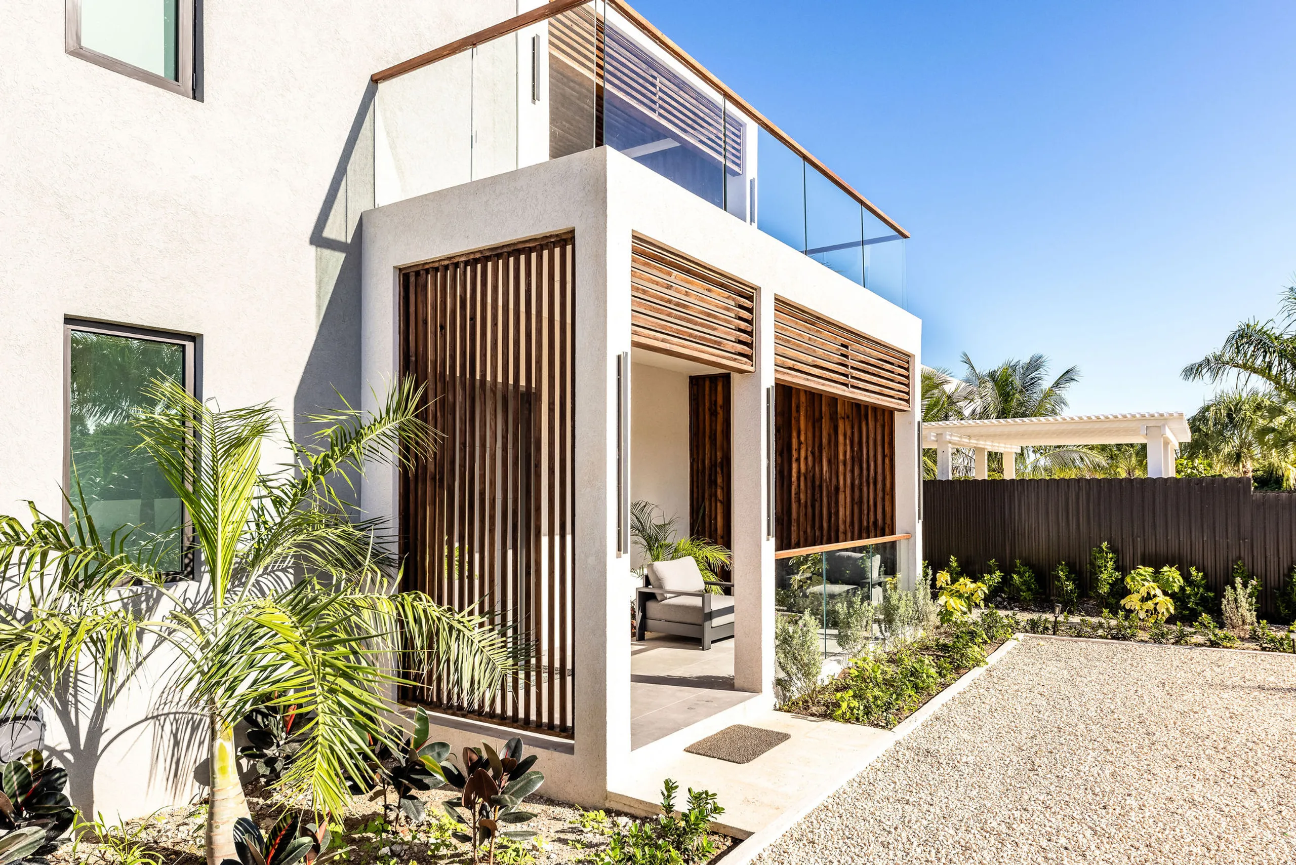 Contemporary 3 Bedroom Villa with Private Pool, & Lush Garden — photograph 9