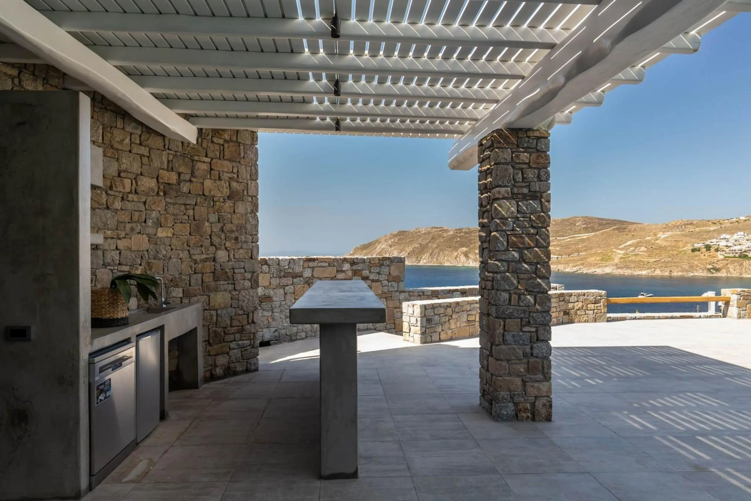 Exquisite Haven with Infinity Pool and Majestic Mountain Vistas — photograph 5