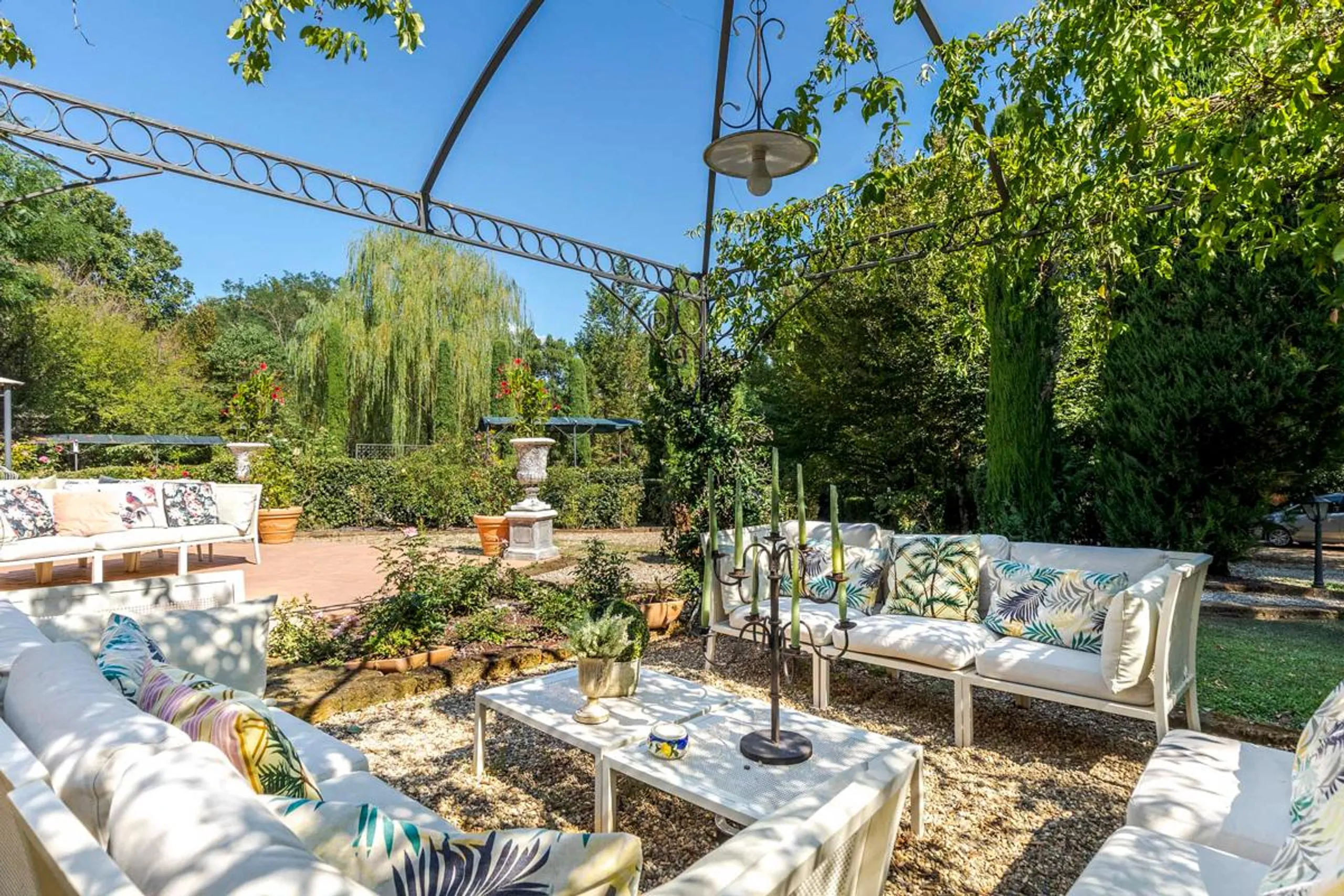 Luxurious 16th Century Villa with Private Pool, and Scenic Garden Oasis — photograph 4