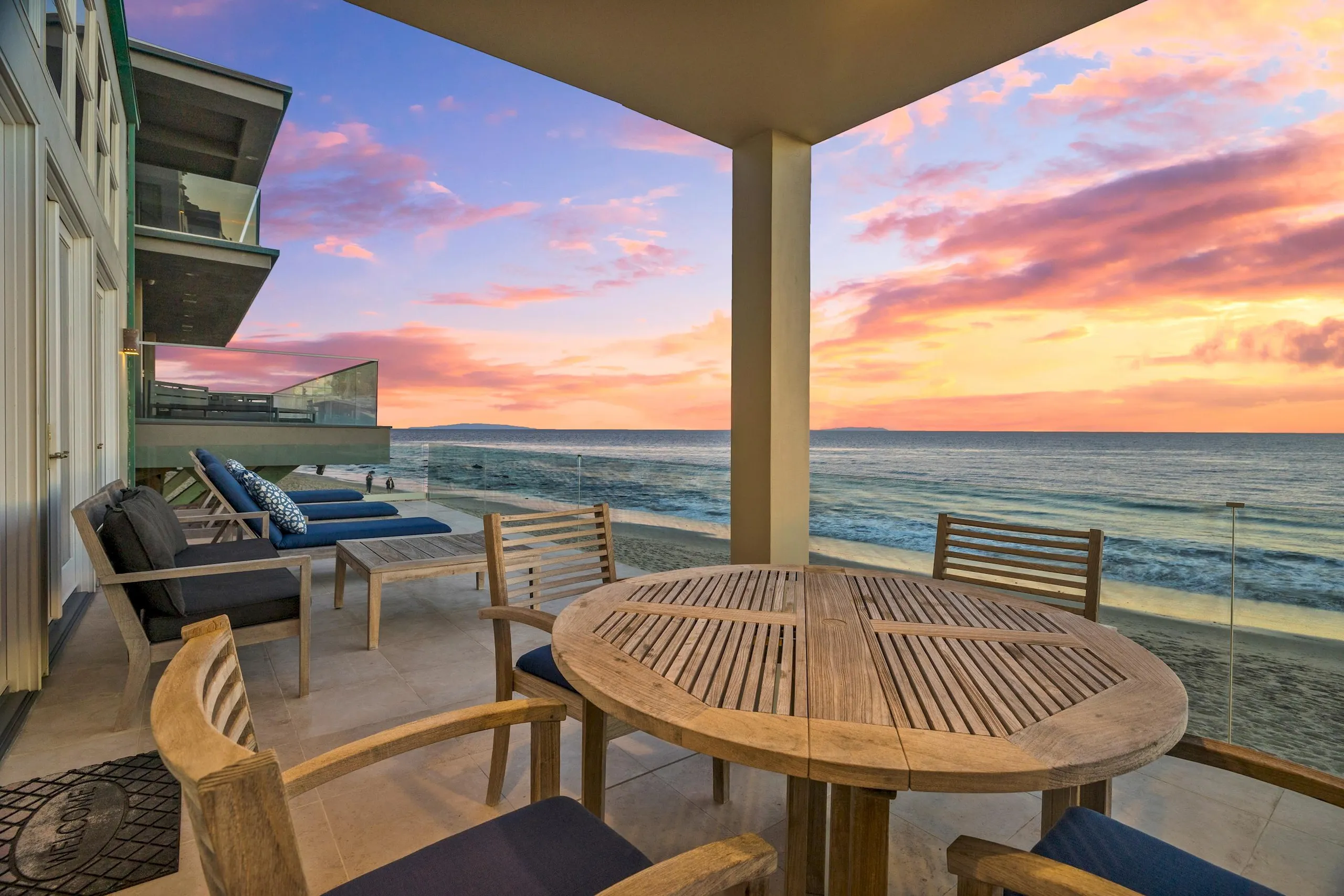Serene Beachfront Villa in Malibu with Panoramic Ocean Views — photograph 2