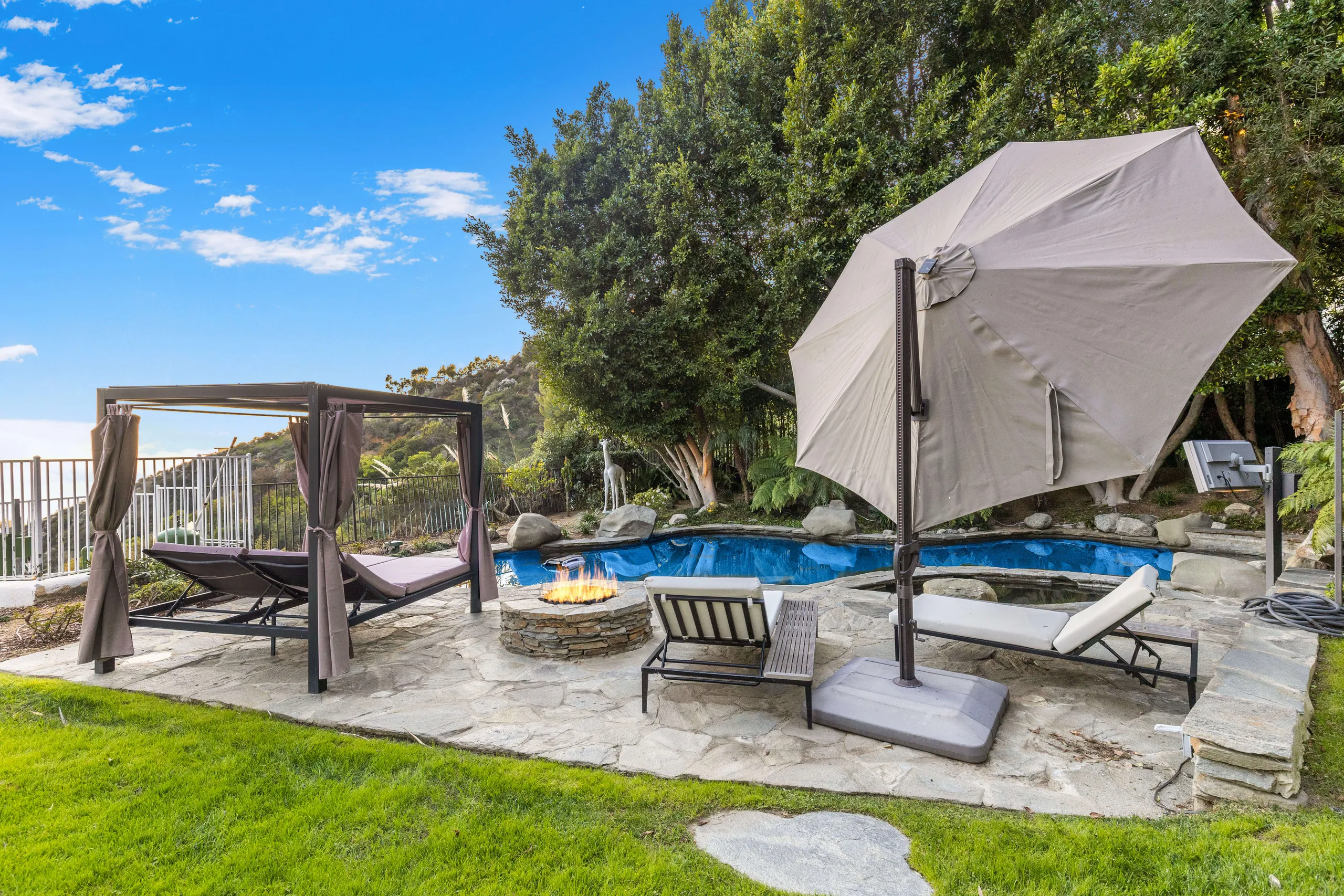Luxurious Beverly Hills Estate with Rejuvenating Pool — photograph 4