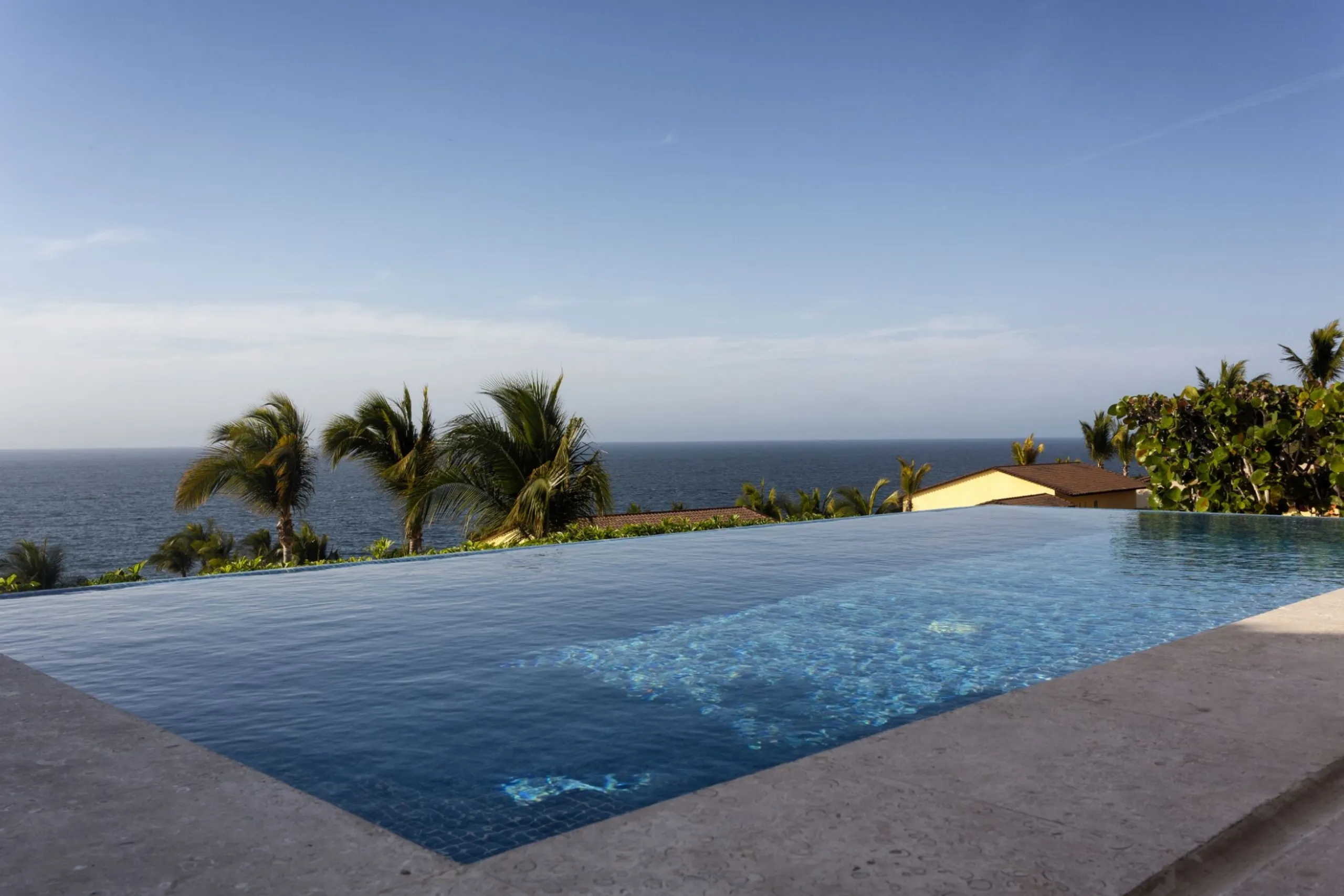 Refined Four-Bedroom Villa with Infinity Pool & Panoramic Ocean Views — photograph 3