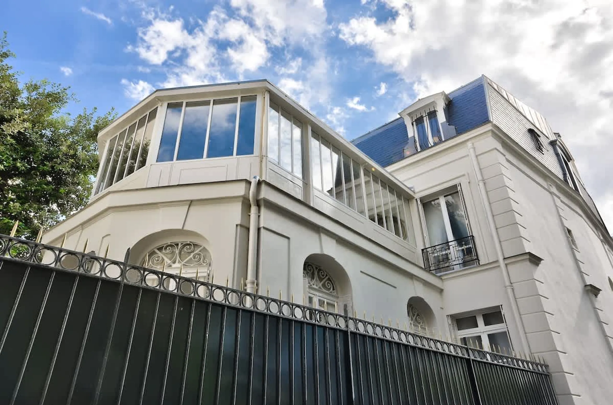 Palatial Parisian Villa with Majestic Interiors and Eiffel Tower nearby — photograph 12