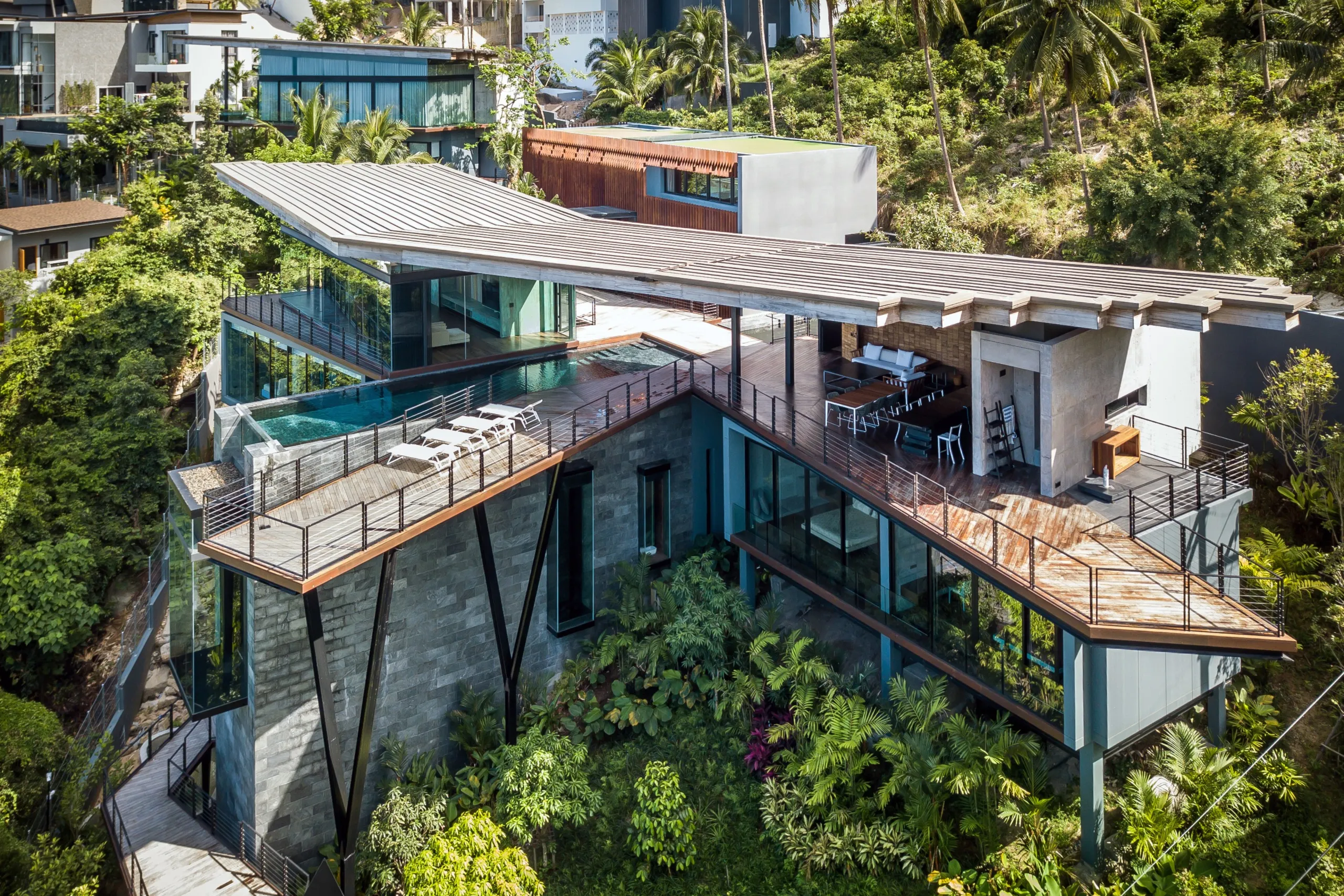 Modern Tropical Villa with 17-Meter Saltwater Infinity Pool and Panoramic Background — photograph 2