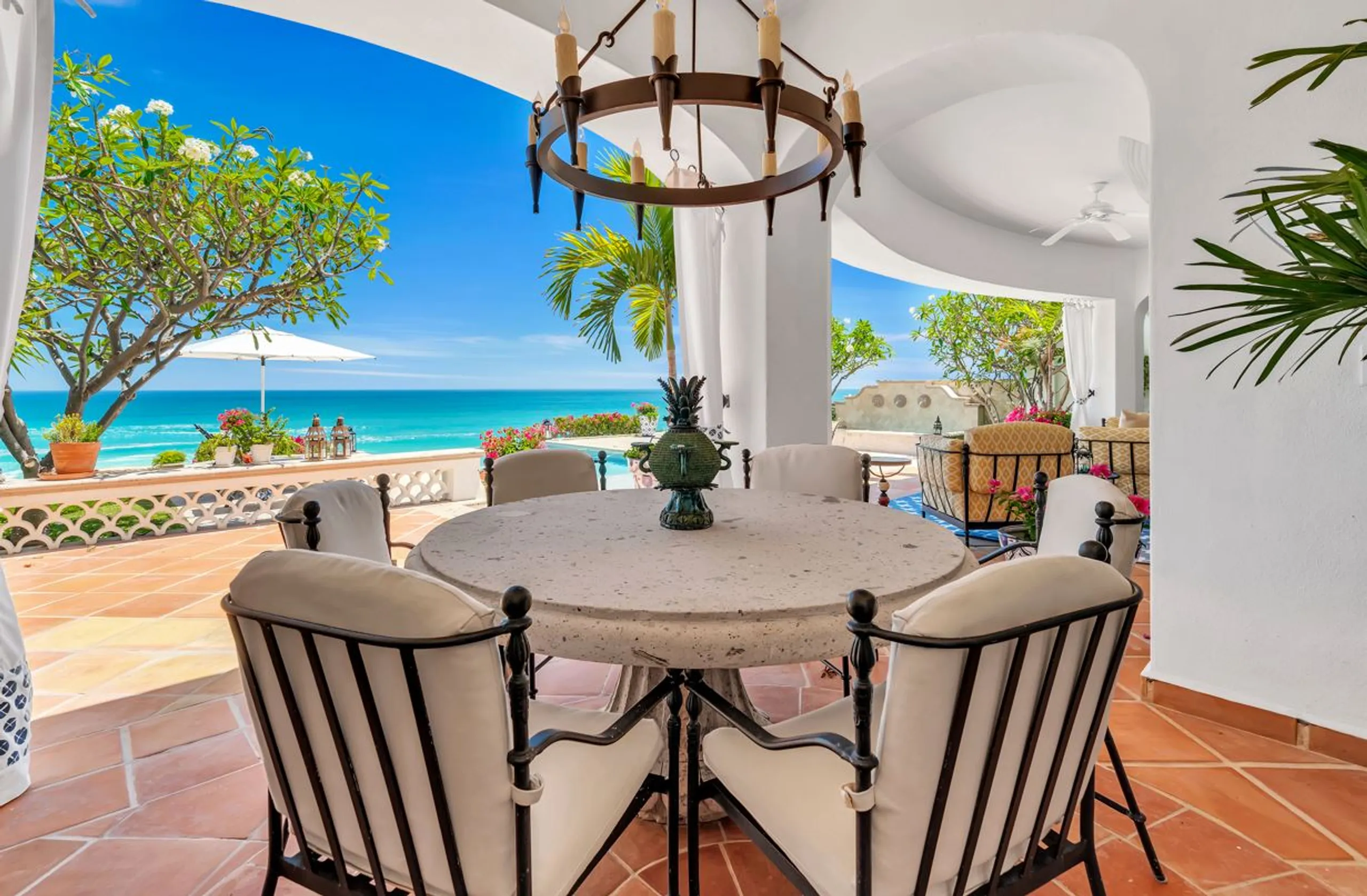Invigorating Beachfront Villa with Private Infinity Pool, Resort Access and Sea Views — photograph 7