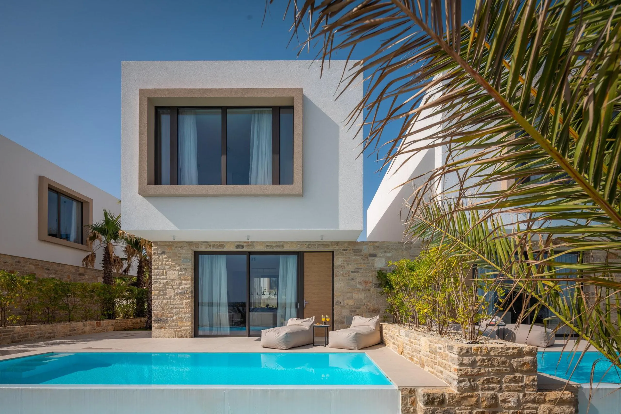 Gleaming Villa with Pool with Endless Sea on the Horizon — photograph 6