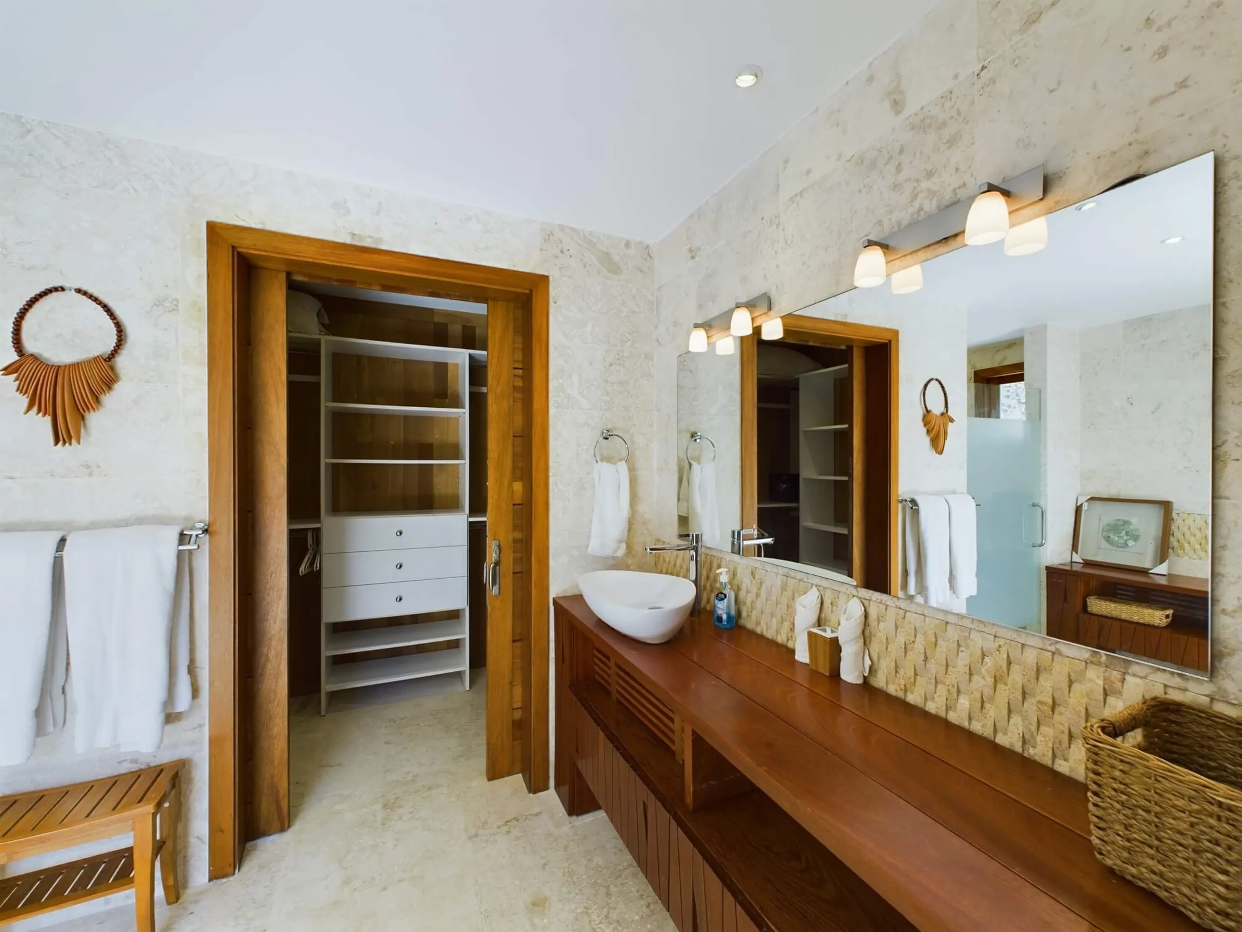 Exquisite 6 Bedroom Villa in Cap Cana with Private Pool and Golf Course Views — photograph 7