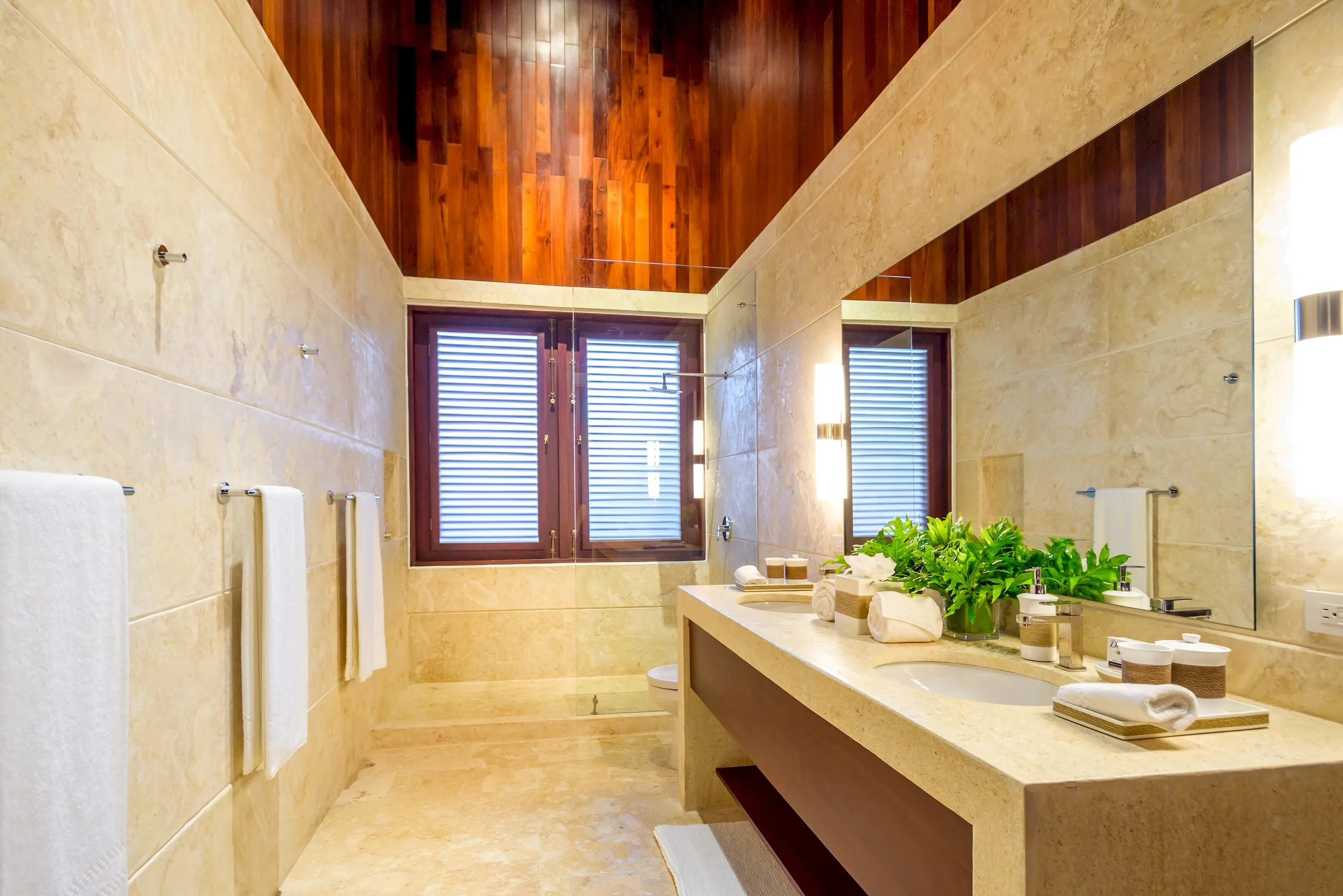 Lavish Seaview Villa with Infinity Pool and Garden Grounds — photograph 12