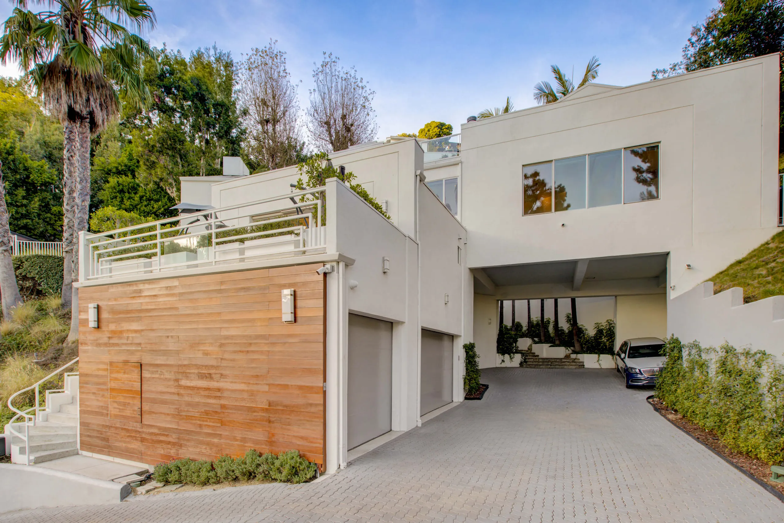 Luxurious Beverly Hills Estate with Rejuvenating Pool — photograph 9