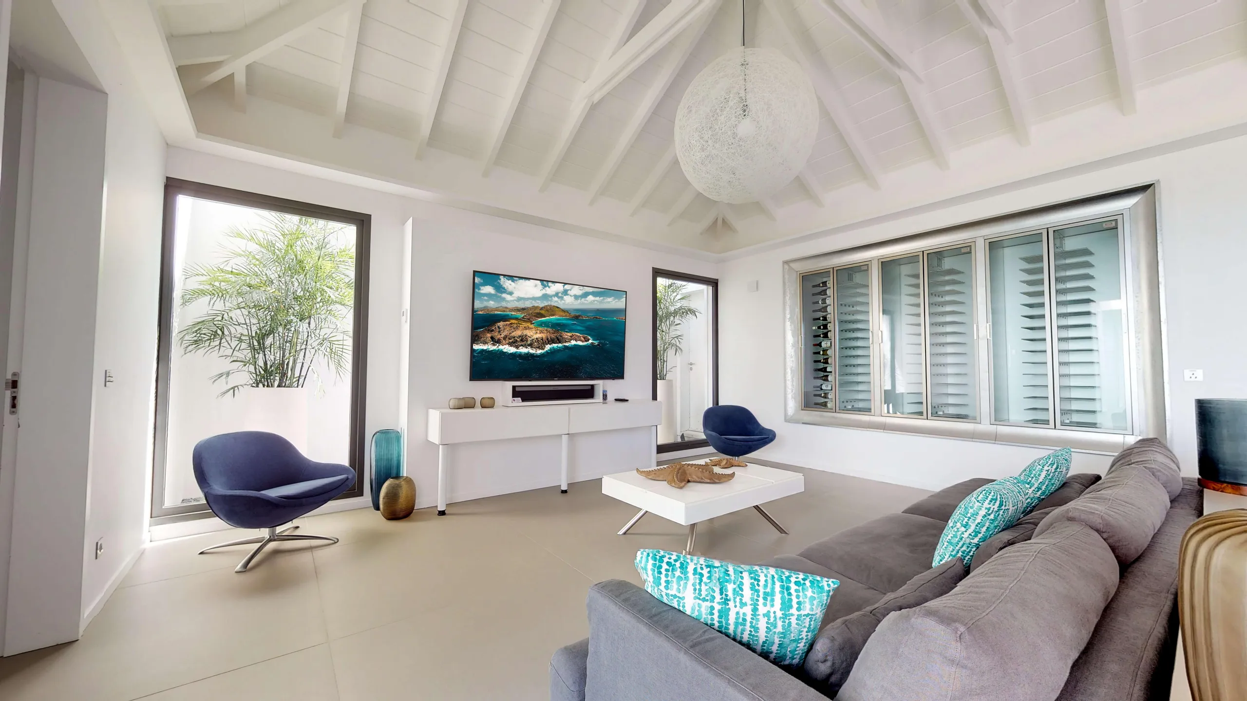 Luxe Hillside Haven with Infinity Pool and Panoramic Ocean Views — photograph 11