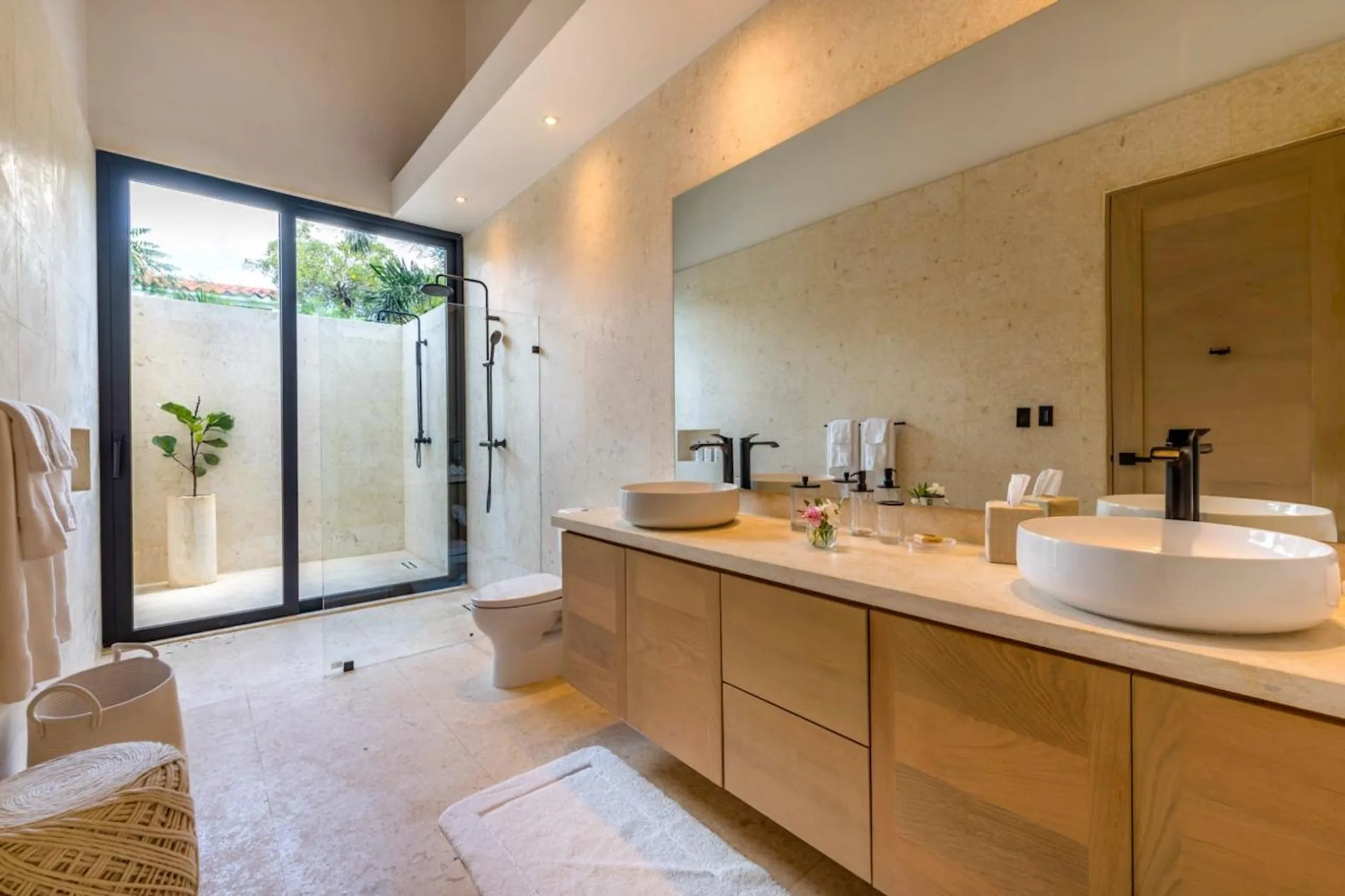 Premium Serenity Near Minitas Beach with Pool — photograph 12