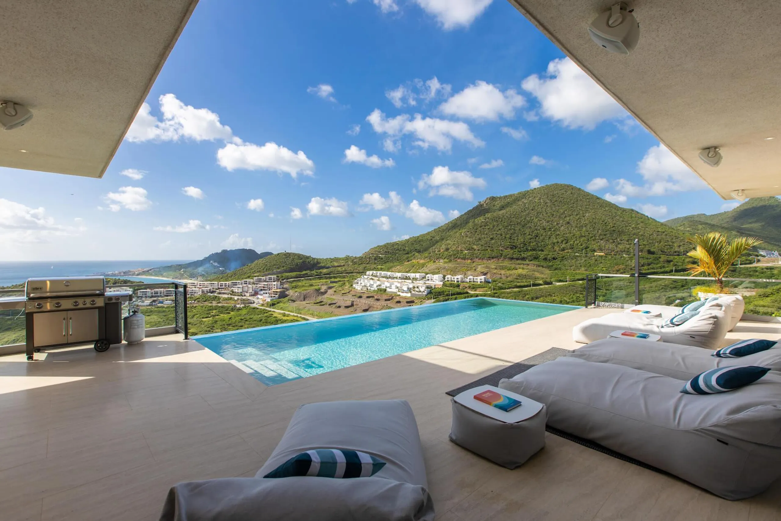 Indigo Bay's Decadence Luxury Villa with Infinity Pool and Breathtaking Ocean Views — photograph 5