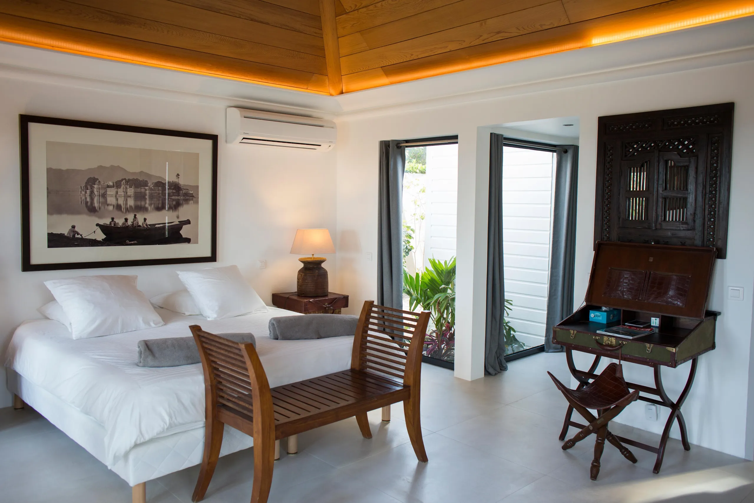 Stunning Seaside Villa with Private Pool and Walks to Beach — photograph 7