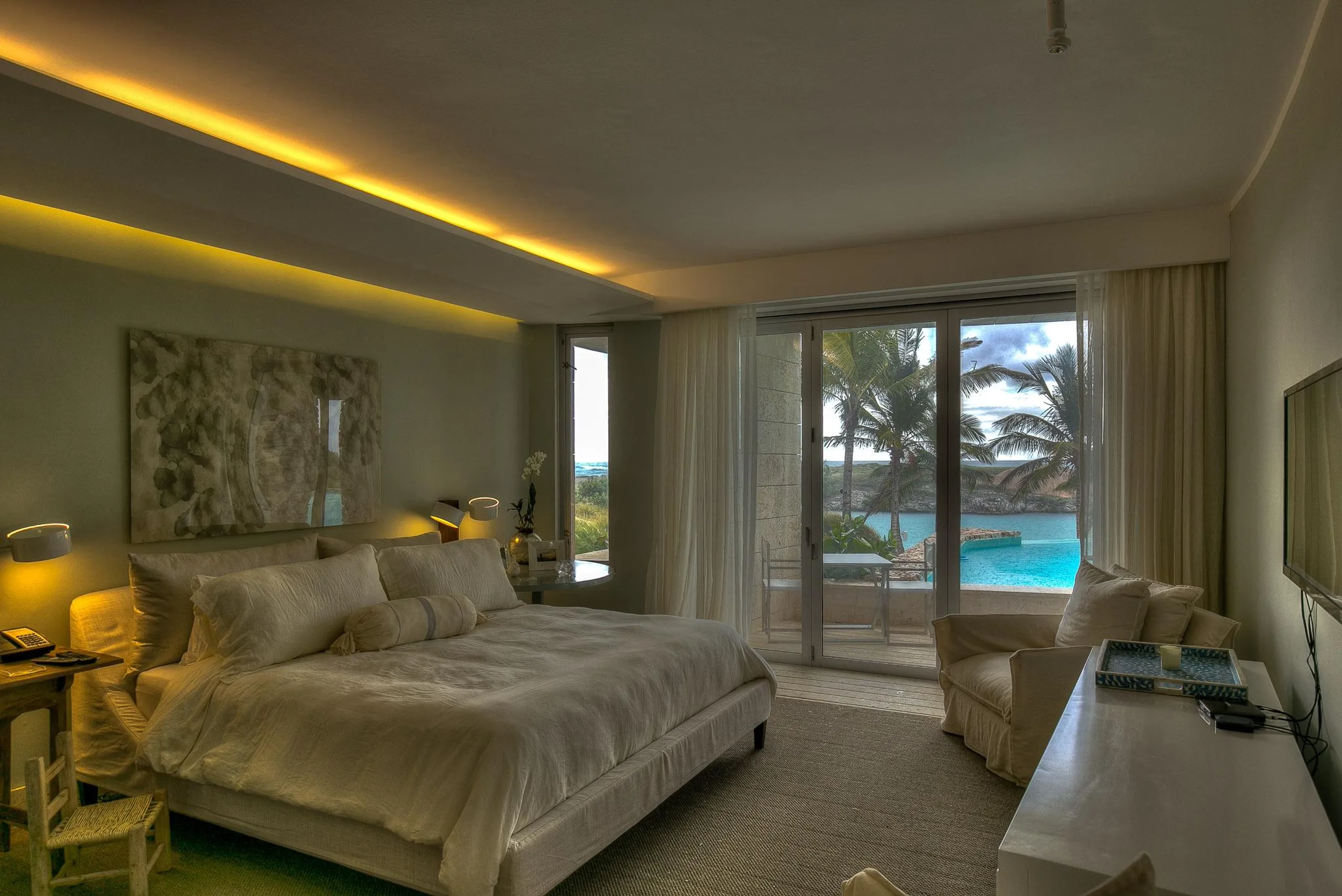 Majestic Six-Bedroom Villa with Pool, Jacuzzi, and Private Beach Access — photograph 12