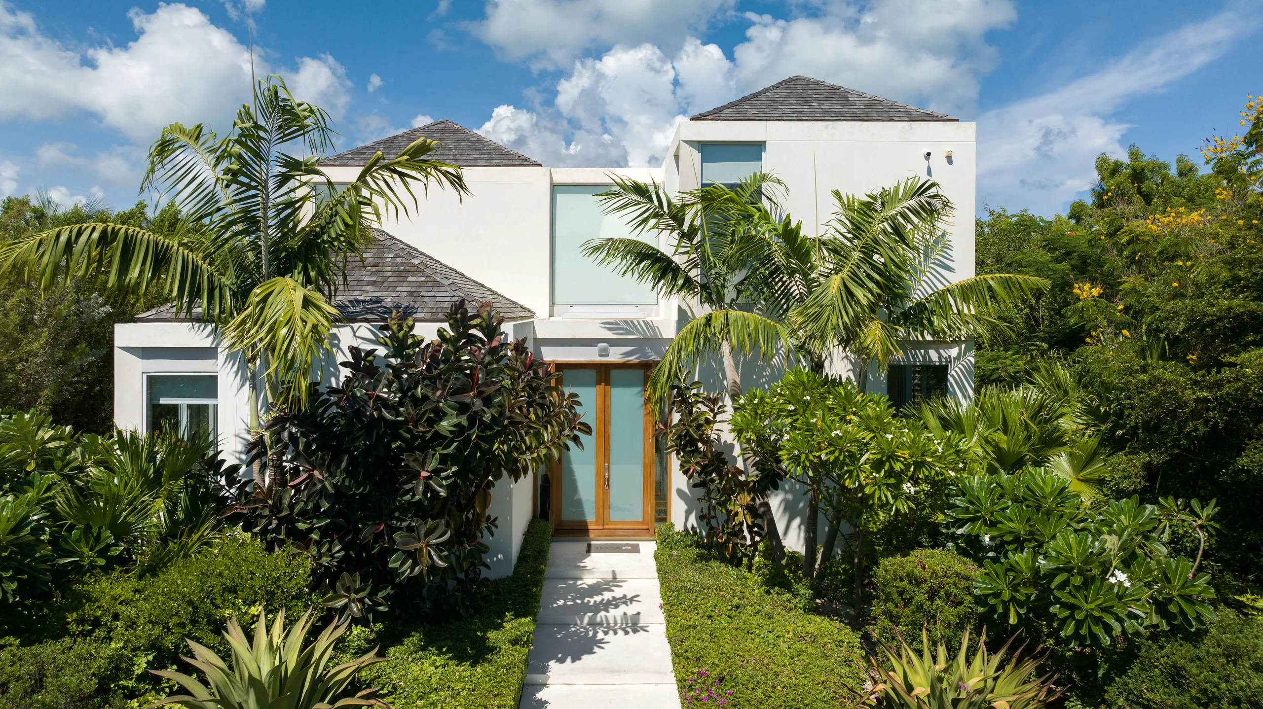 Prestigious Blue Cay Estate with Private Infinity Pool, Canal Views and Beach Access — photograph 6