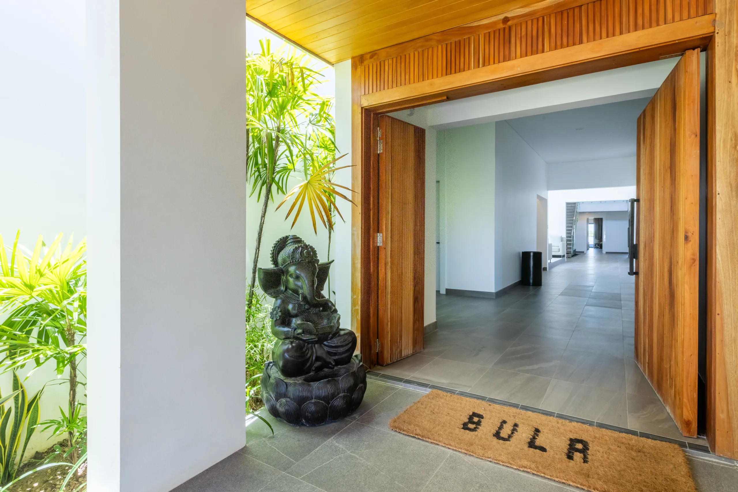 Captivating Beachfront Villa with Private Pool and Terrace — photograph 6