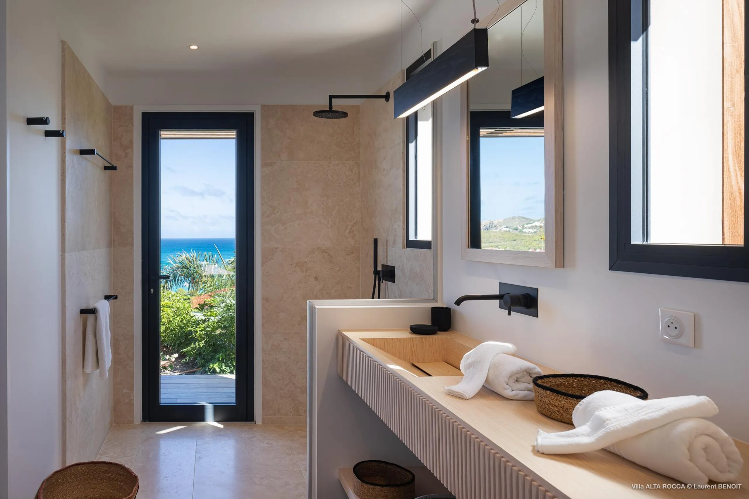 Exquisite Oceanside Villa with Infinity Pool and Zen Garden — photograph 11