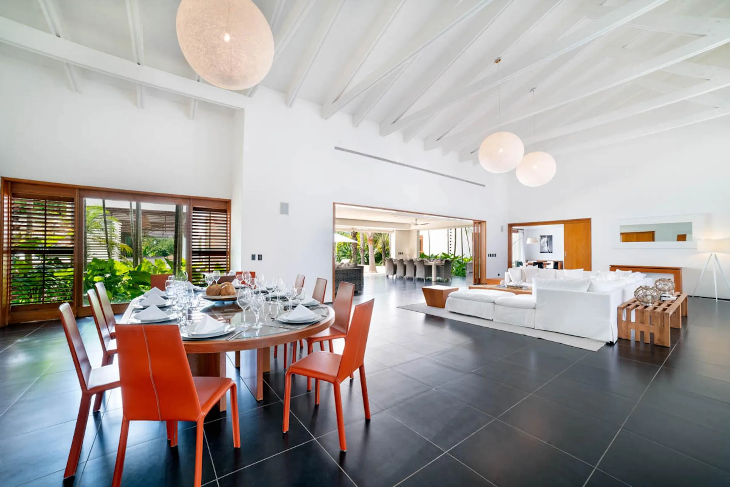 Invigorating Casa de Campo Villa with Lush Greenery and Grand Estates — photograph 6
