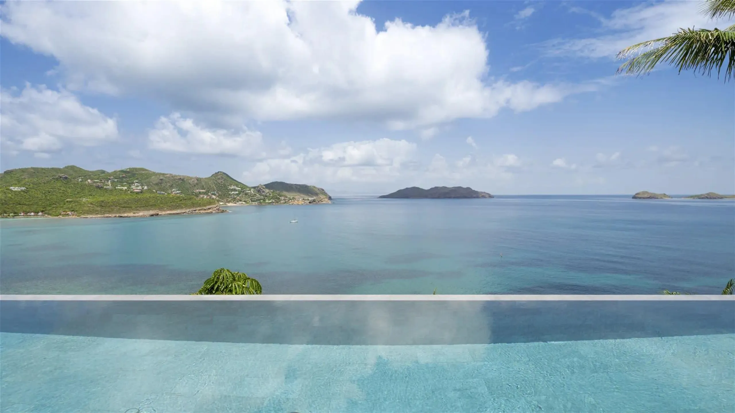 Stunning Oceanfront Villa with Panoramic View — photograph 5