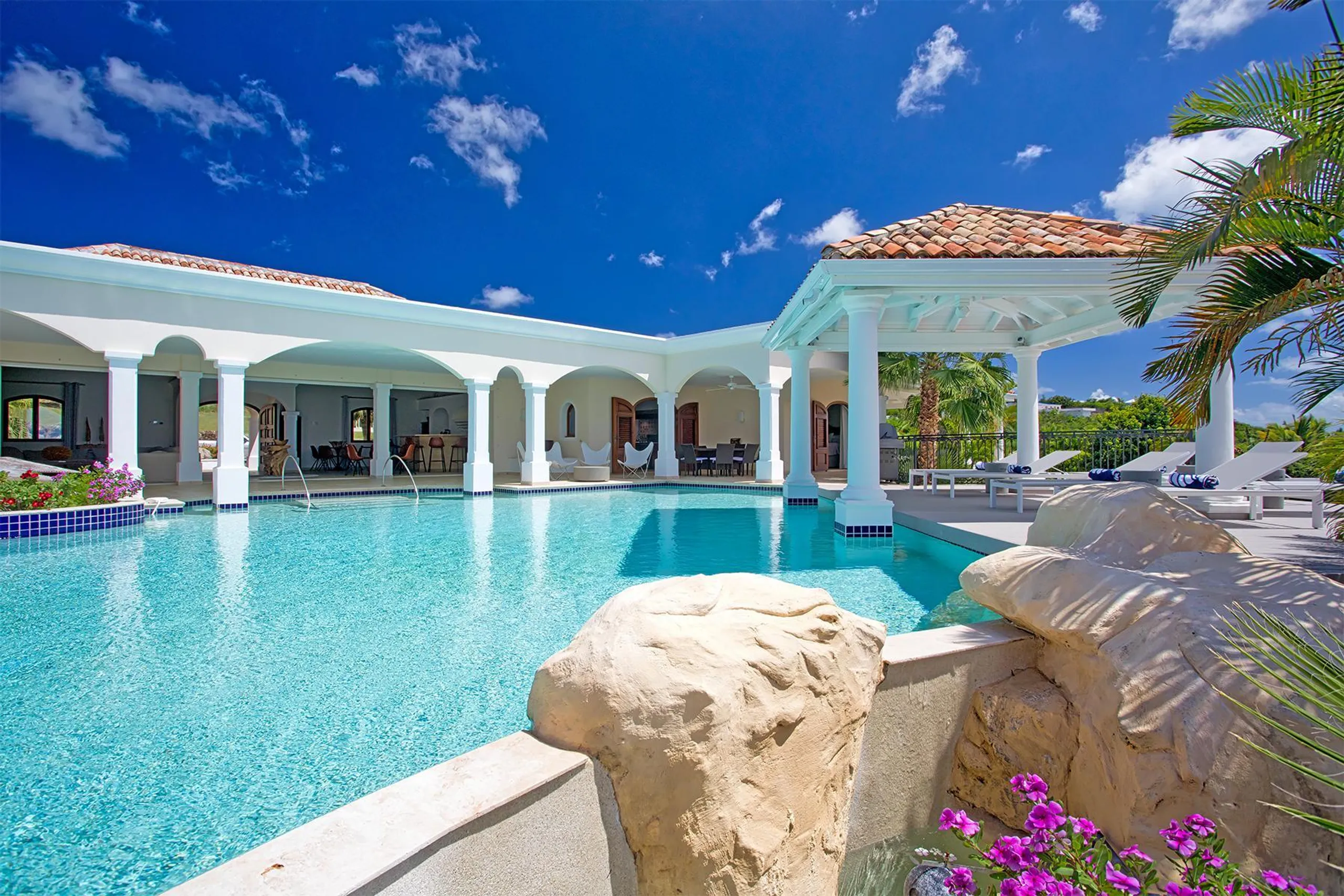 Beach Front Luxury Estate with Private Pool, Direct Beach Access and Private Boat Dock — photograph 6