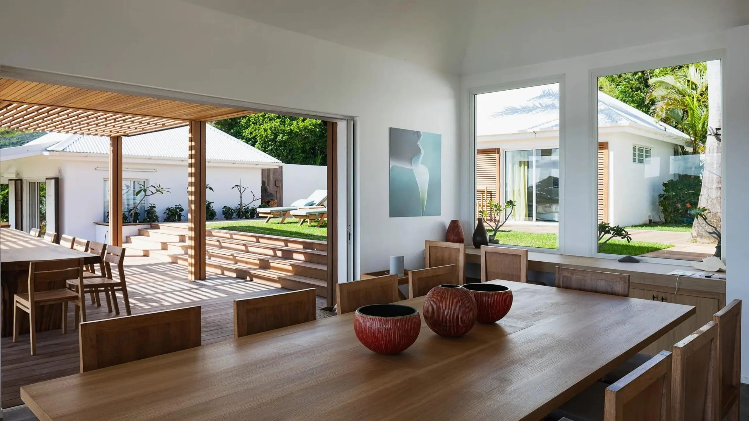 Luxurious Oceanfront Villa with Infinity Pool and Panoramic Marigot Bay Views — photograph 10