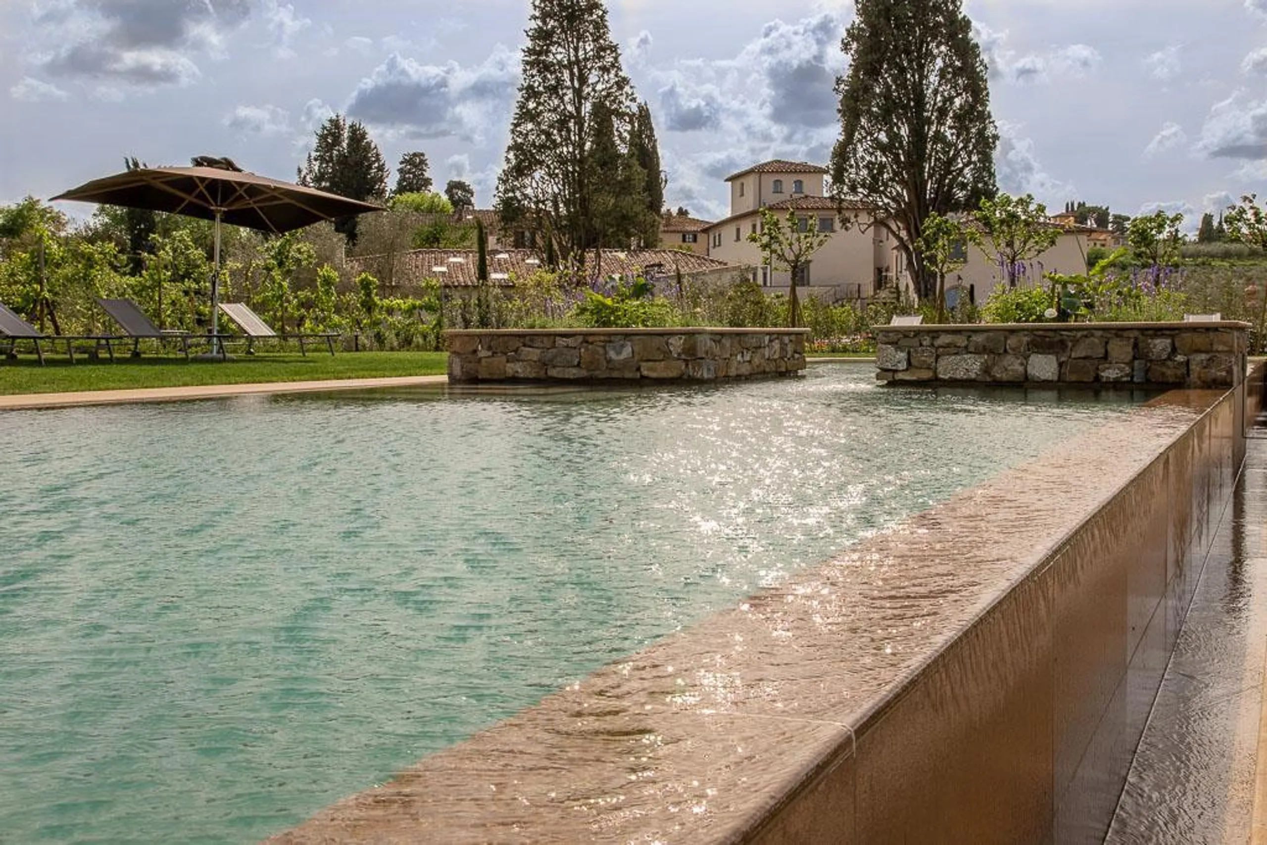 Regal Tuscan Resort-Style Estate with Private Pool and Garden Lounge — photograph 2