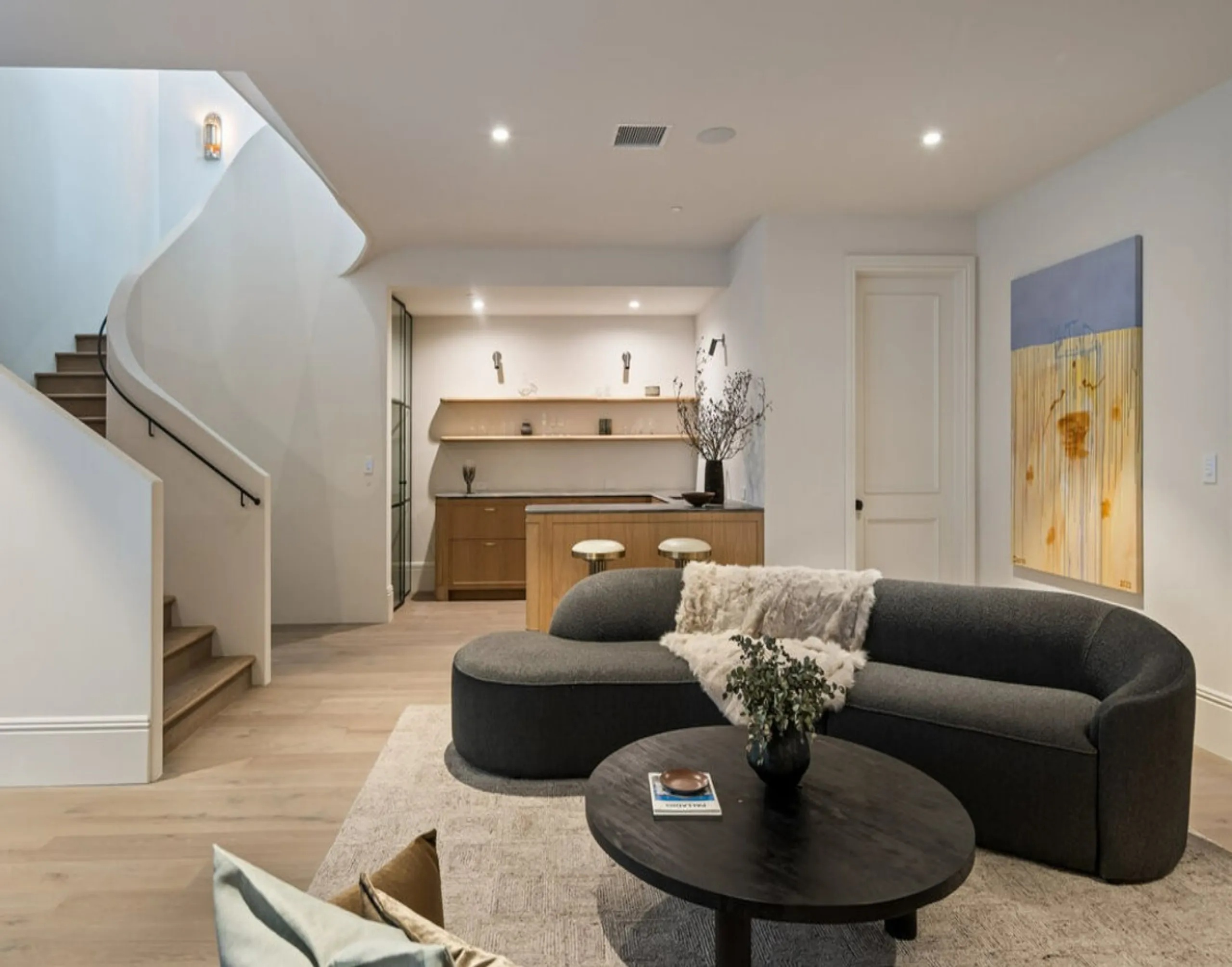 Outstanding Hillside Estate with Panoramic Views — photograph 9
