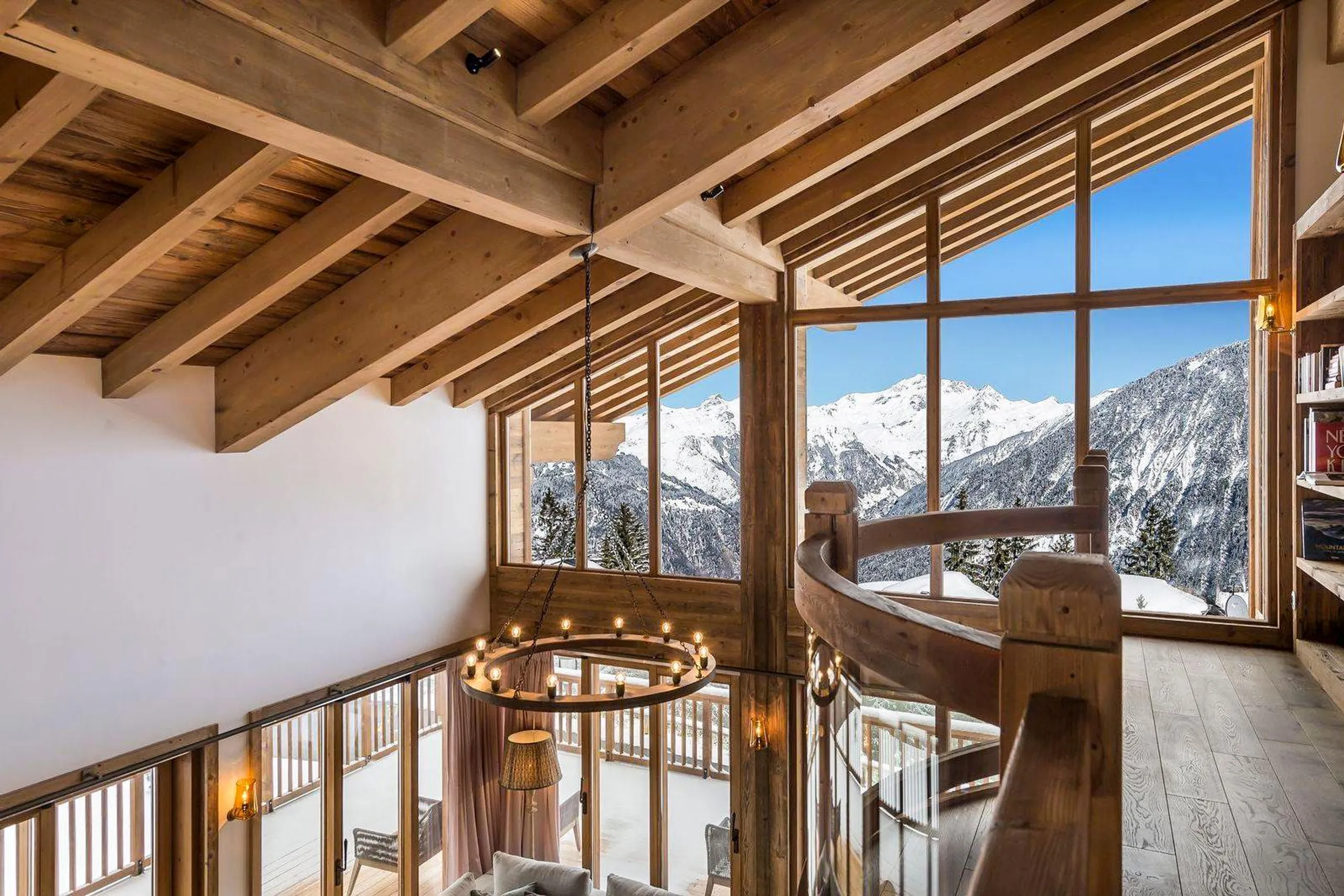 Sophisticated Five-Bedroom Chalet with Sweeping Alpine Views — photograph 4