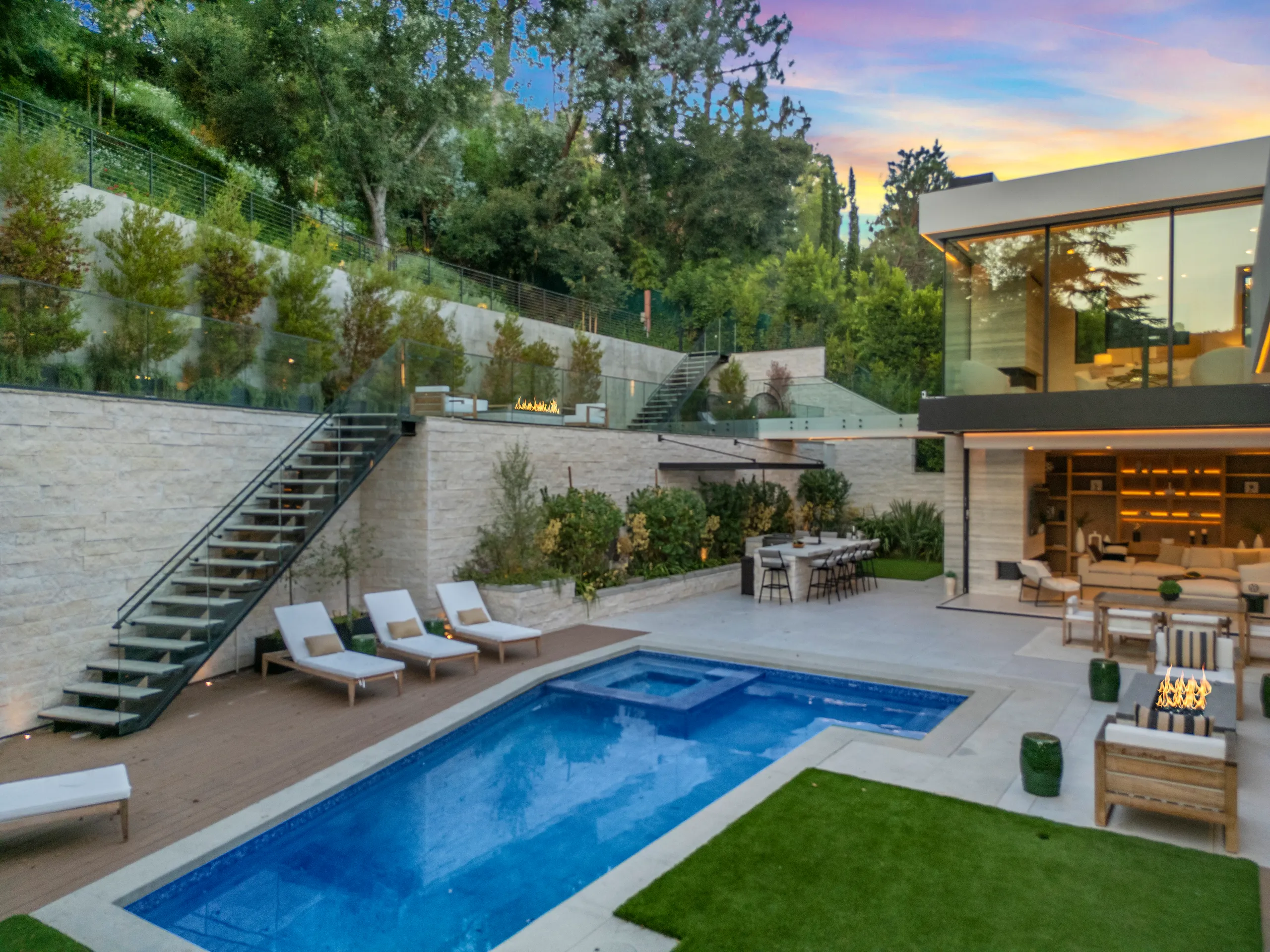 Upscale 3-Level Villa with Sparkling Saltwater Pool, Gym and Stunning Views — photograph 11