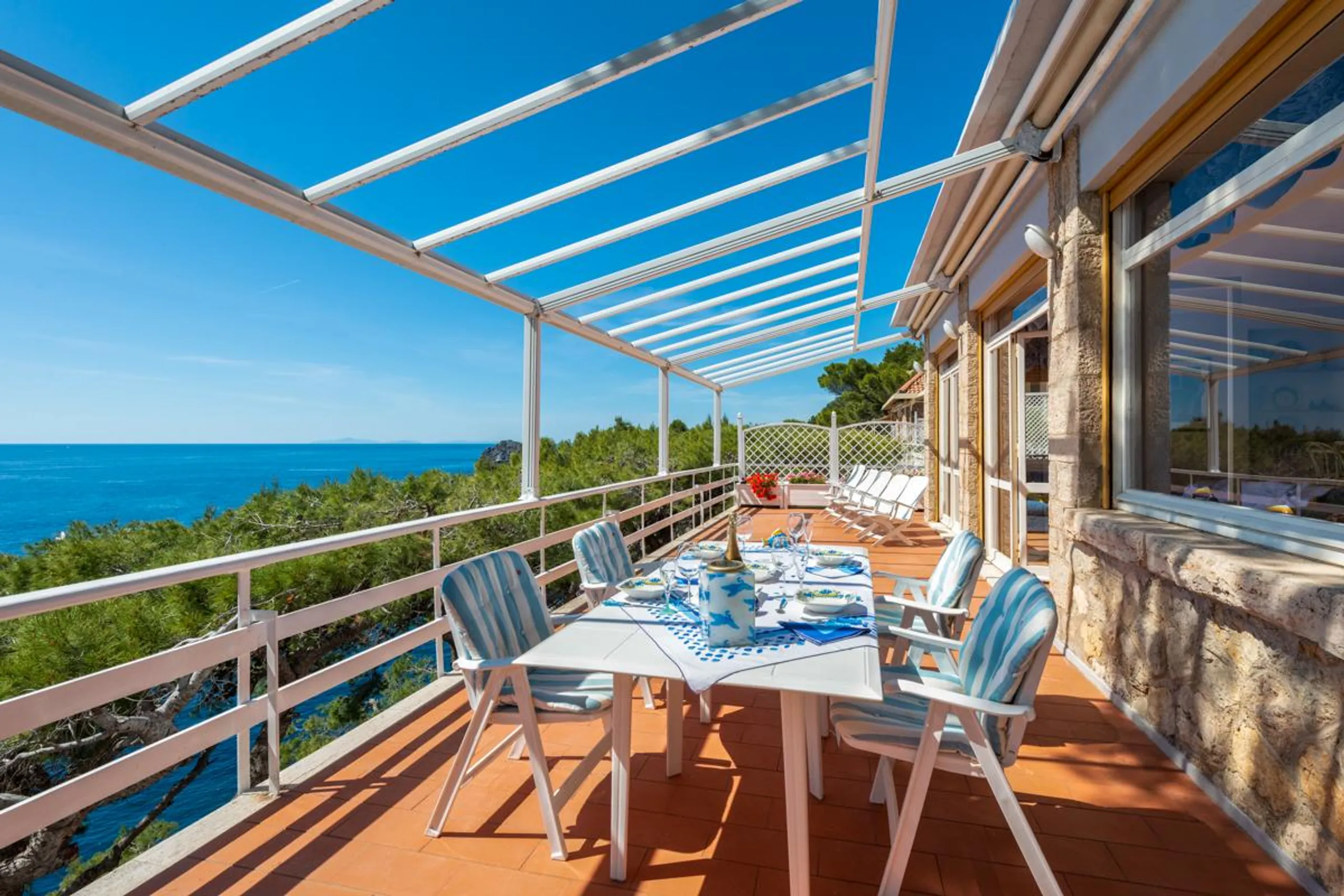 Resplendent Cliffside Villa with Magnificent Ocean Views and Patio — photograph 4