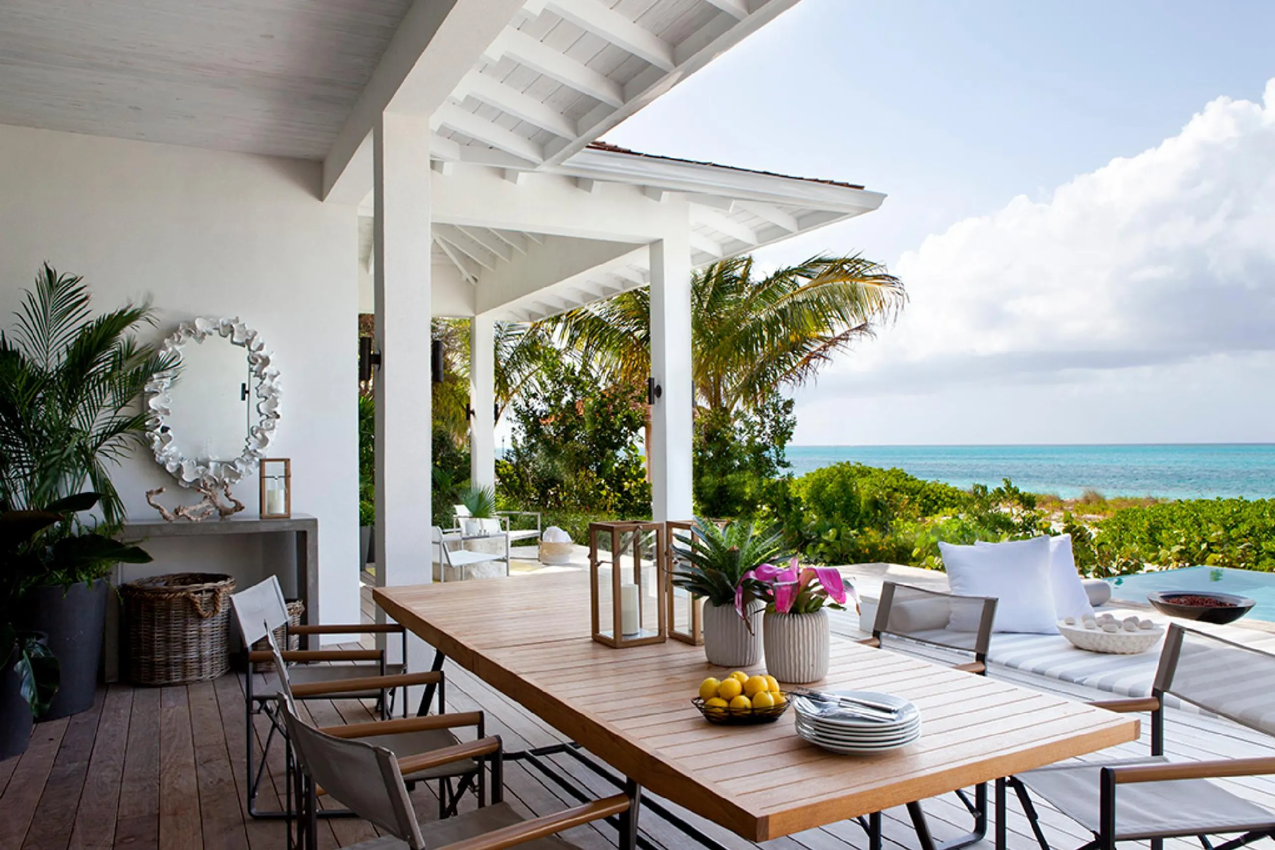 Grace Bay Beachfront Residence with Infinity Pool and Ocean Views — photograph 2